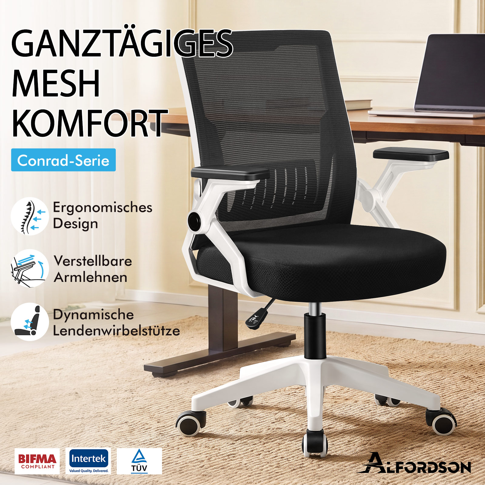 Una silla de oficina ergonómica de malla en blanco y negro con reposabrazos ajustables sobre una alfombra.