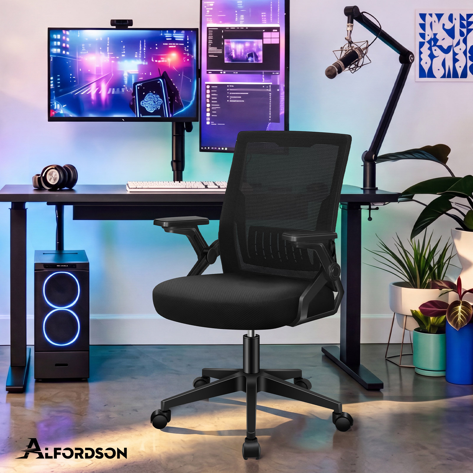 Ein schwarzer Schreibtischstuhl steht in einem modernen Gaming-Zimmer mit Monitoren und Pflanzen im Hintergrund.