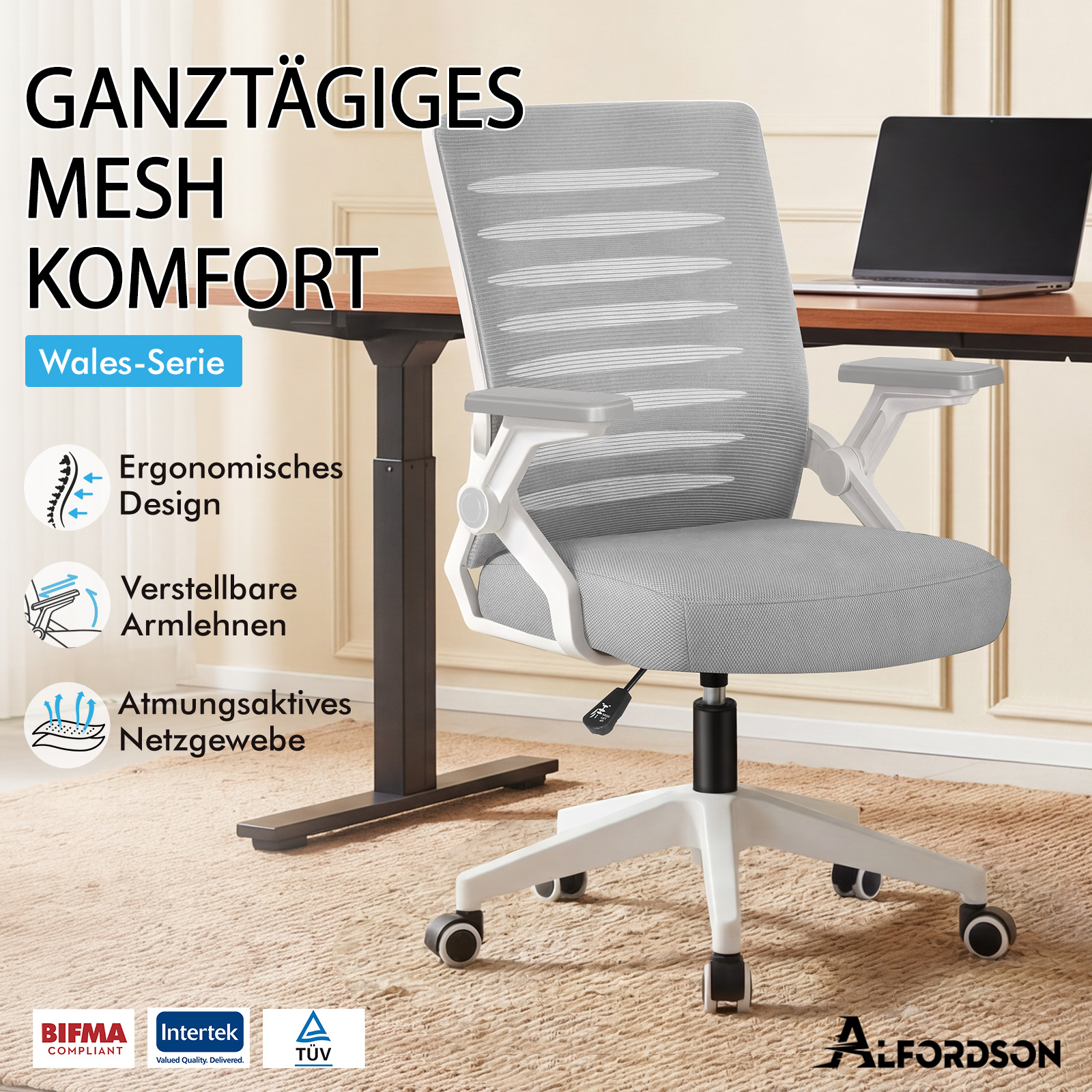 Una silla de oficina gris con estructura blanca se encuentra ante un escritorio de madera con portátil.