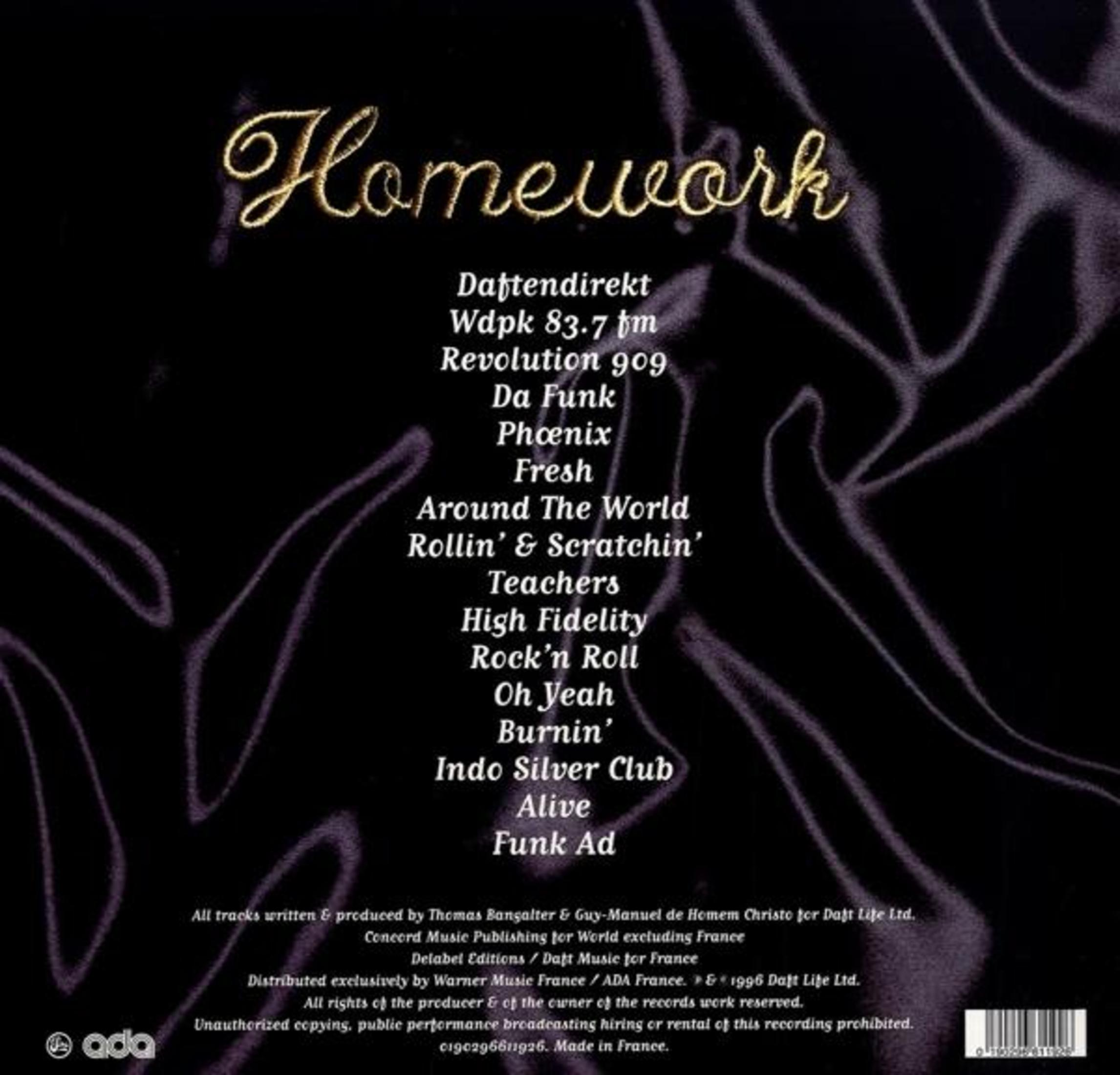 Rückseite des Daft Punk Albums Homework, Songtitel in Weiß auf dunklem, seidenem Hintergrund.