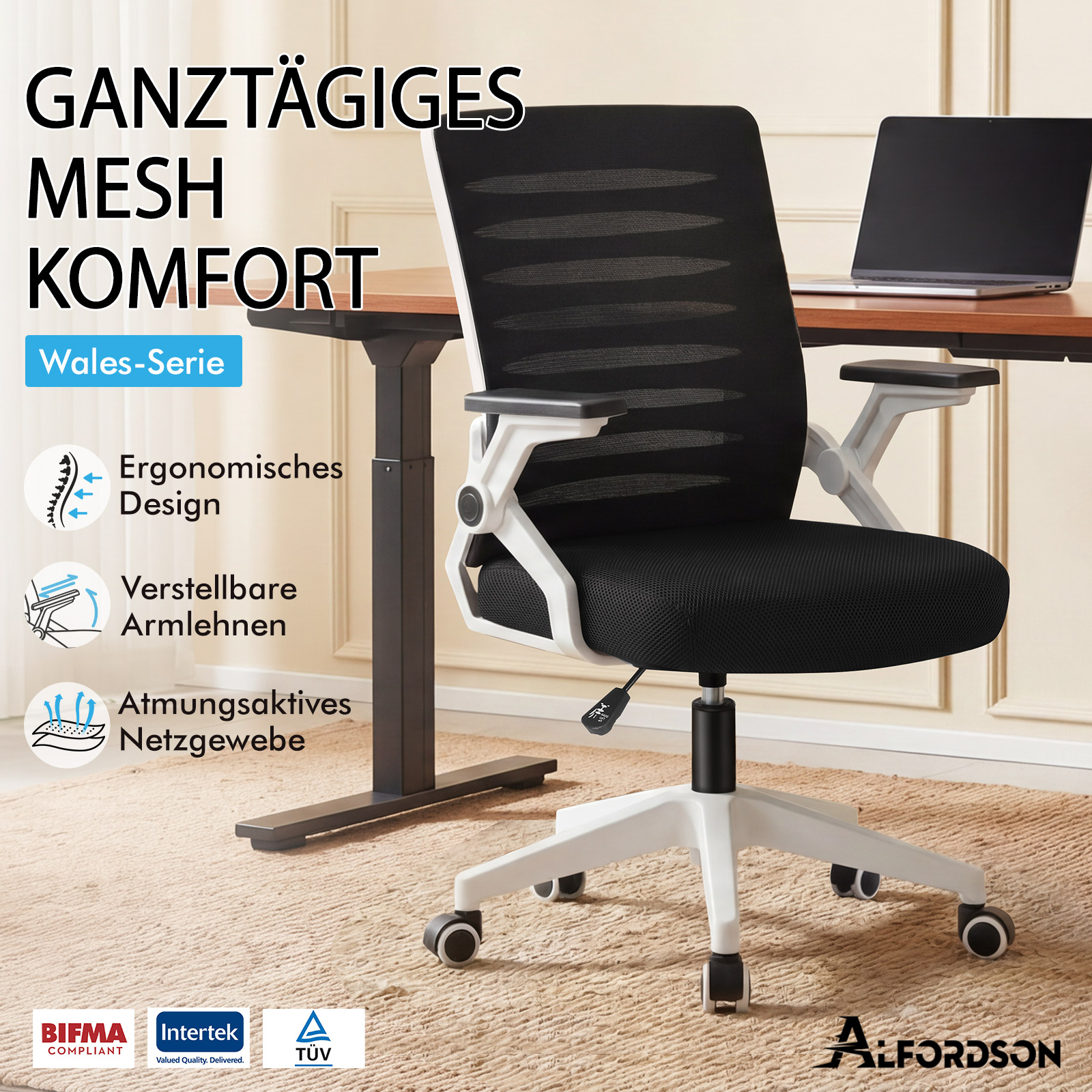 Silla de oficina negra con estructura blanca, respaldo de malla y escritorio con portátil al fondo.