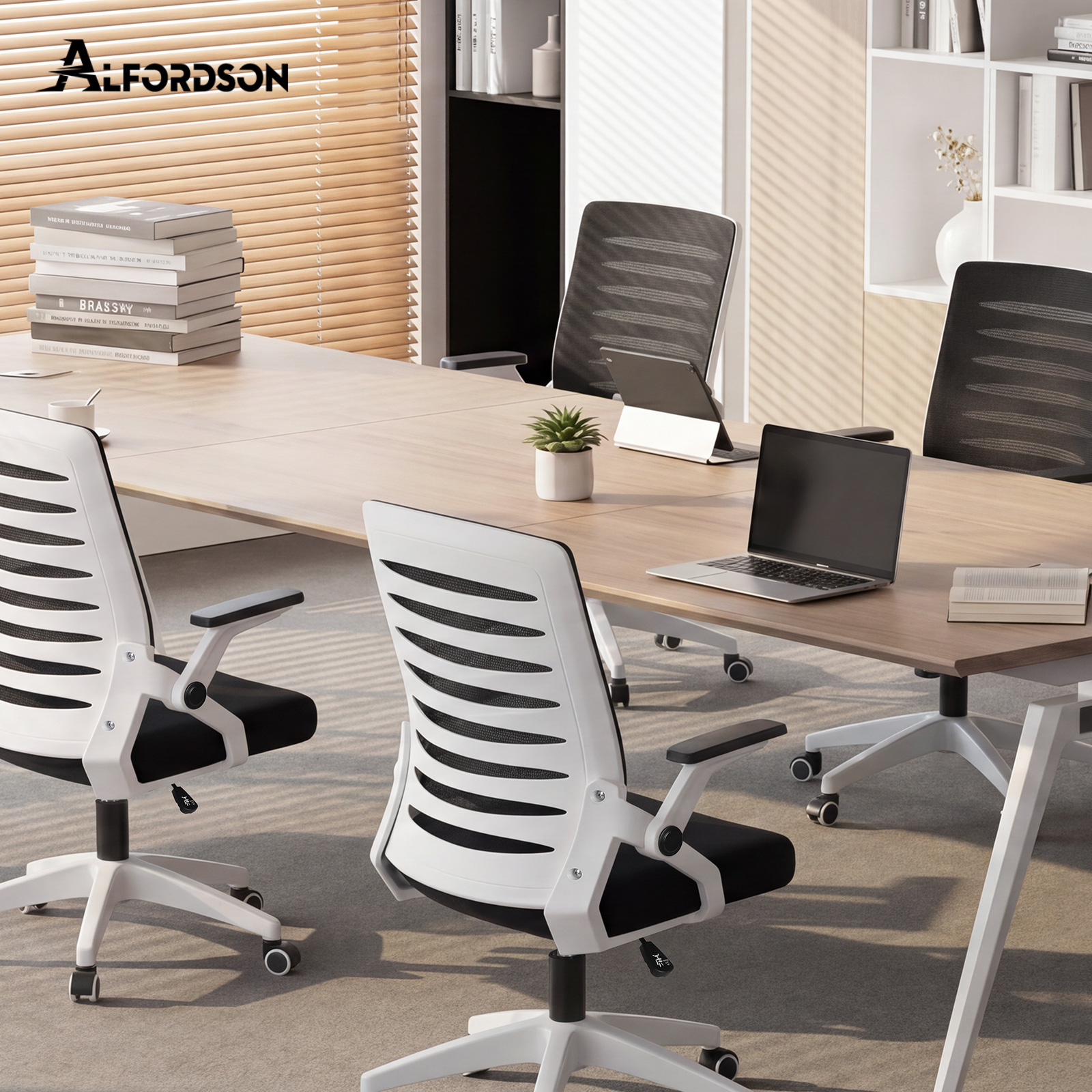 Moderne Bürokonferenzraum mit Holztisch und ergonomischen schwarz-weißen Stühlen.