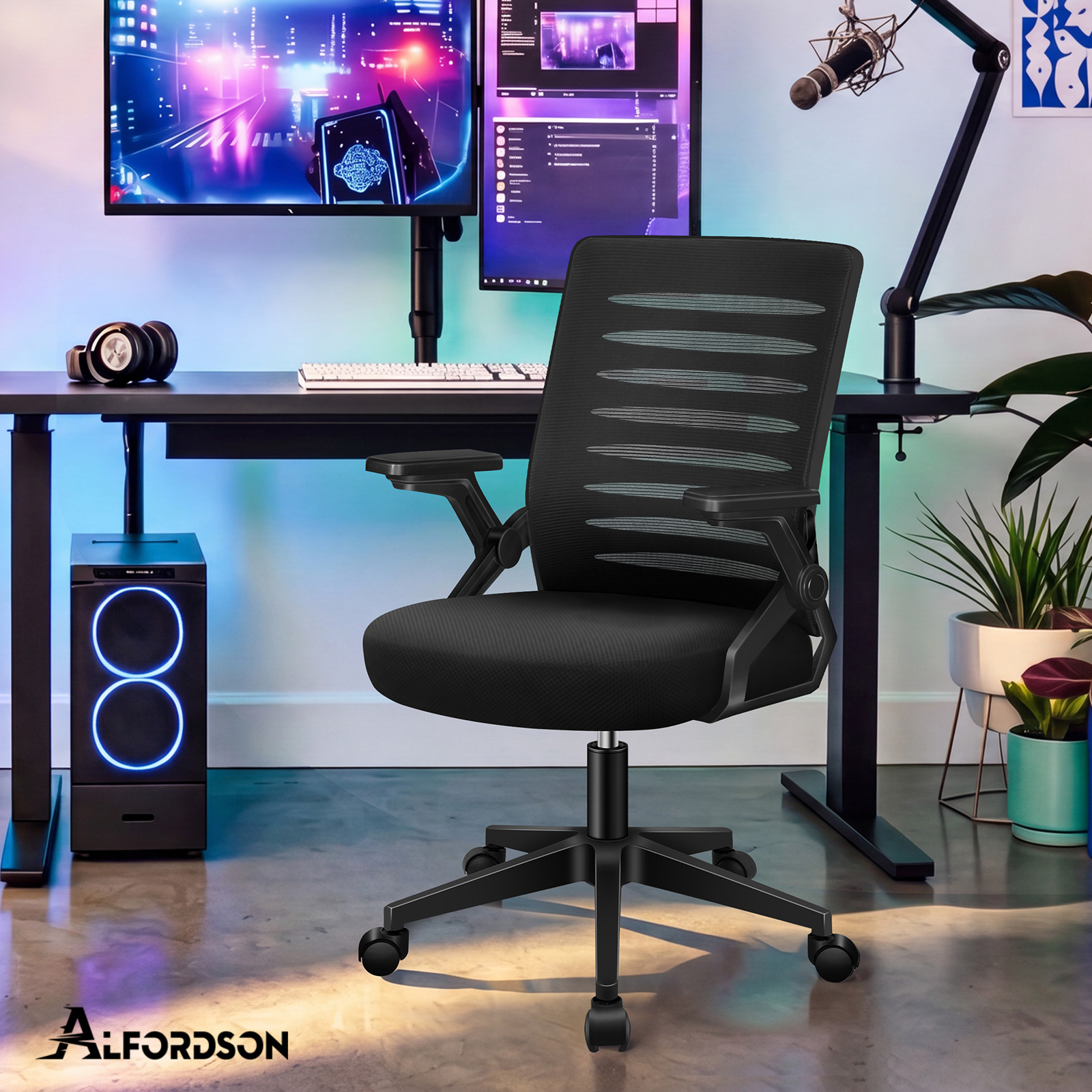 Schwarzer BÃ¼rostuhl vor einem Gaming-Schreibtisch mit Monitoren und PC.