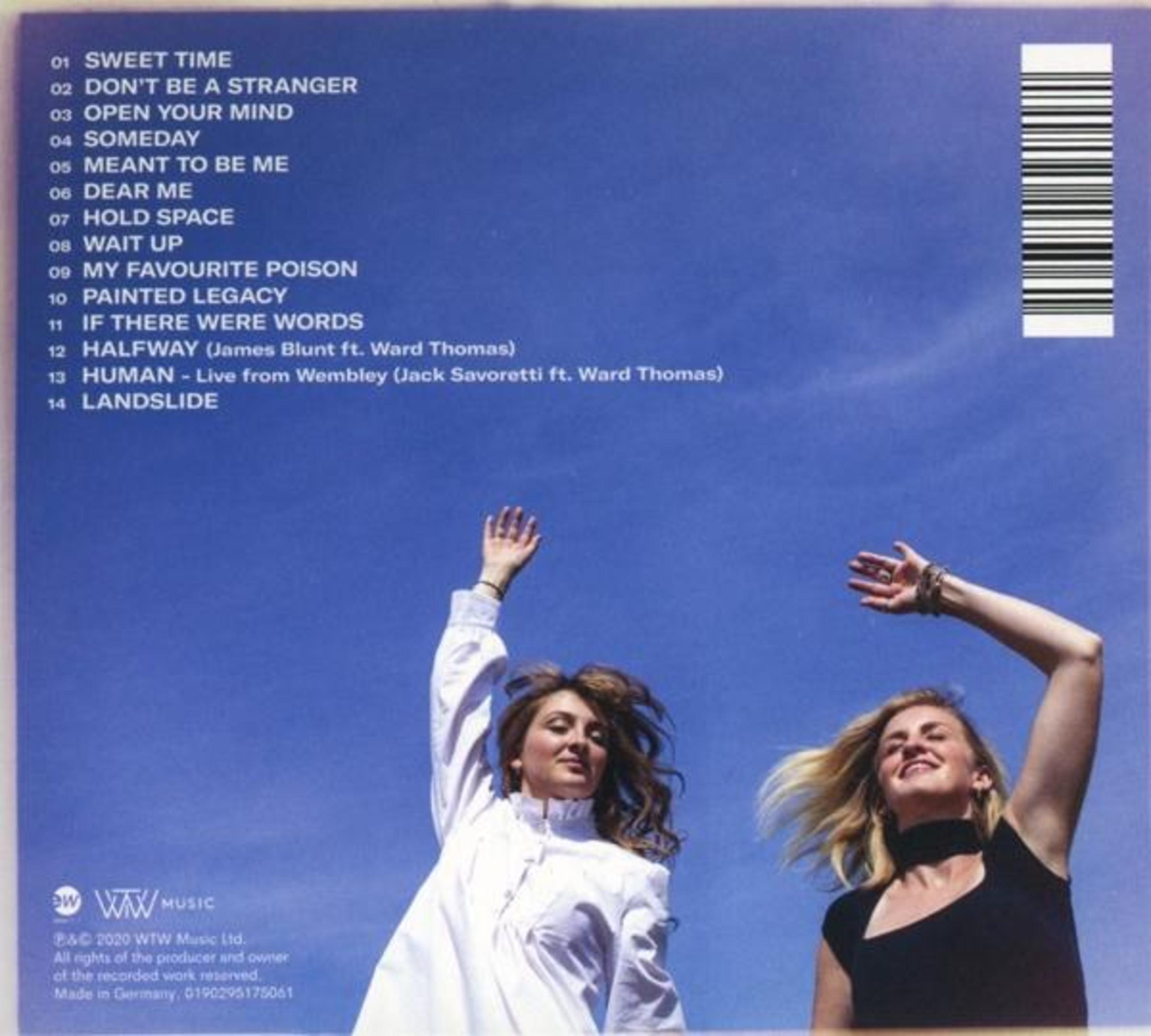 Zwei Frauen mit erhobenen Händen vor blauem Himmel, links eine Tracklist und rechts ein Barcode.