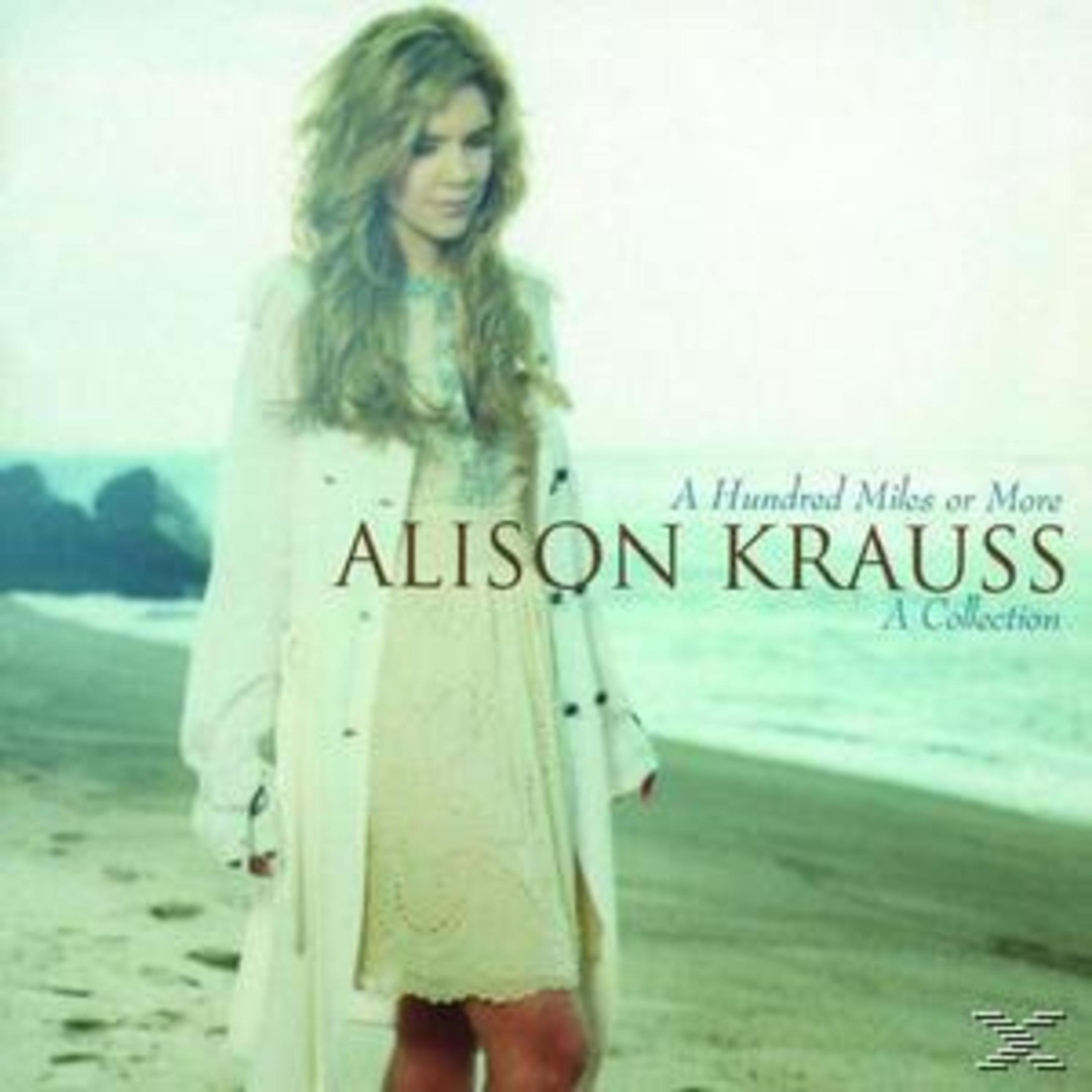 Alison Krauss posiert im hellen Mantel am Strand. Text liest A Hundred Miles or More.