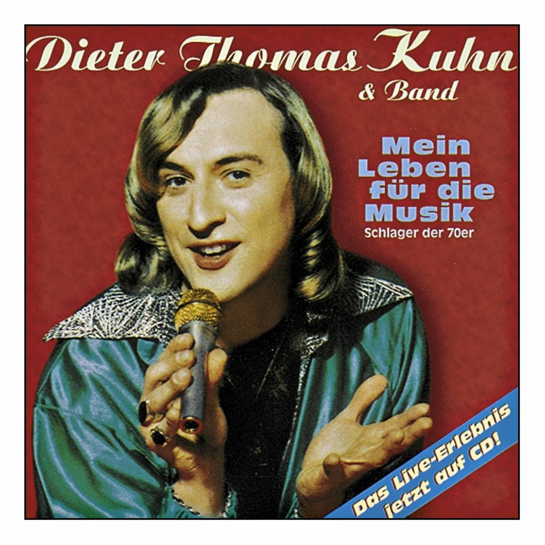 Dieter Thomas Kuhn hält ein Mikrofon vor rotem Hintergrund auf einem CD-Cover.