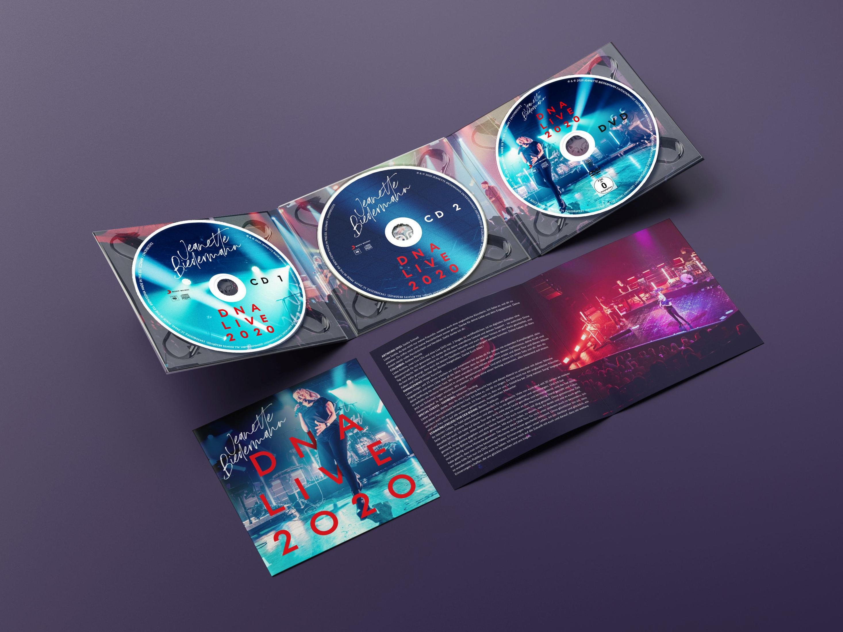 Ein offenes DVD-Digipak von Jeanette Biedermann DNA Live 2020 mit zwei CDs, einer DVD und einem Booklet.