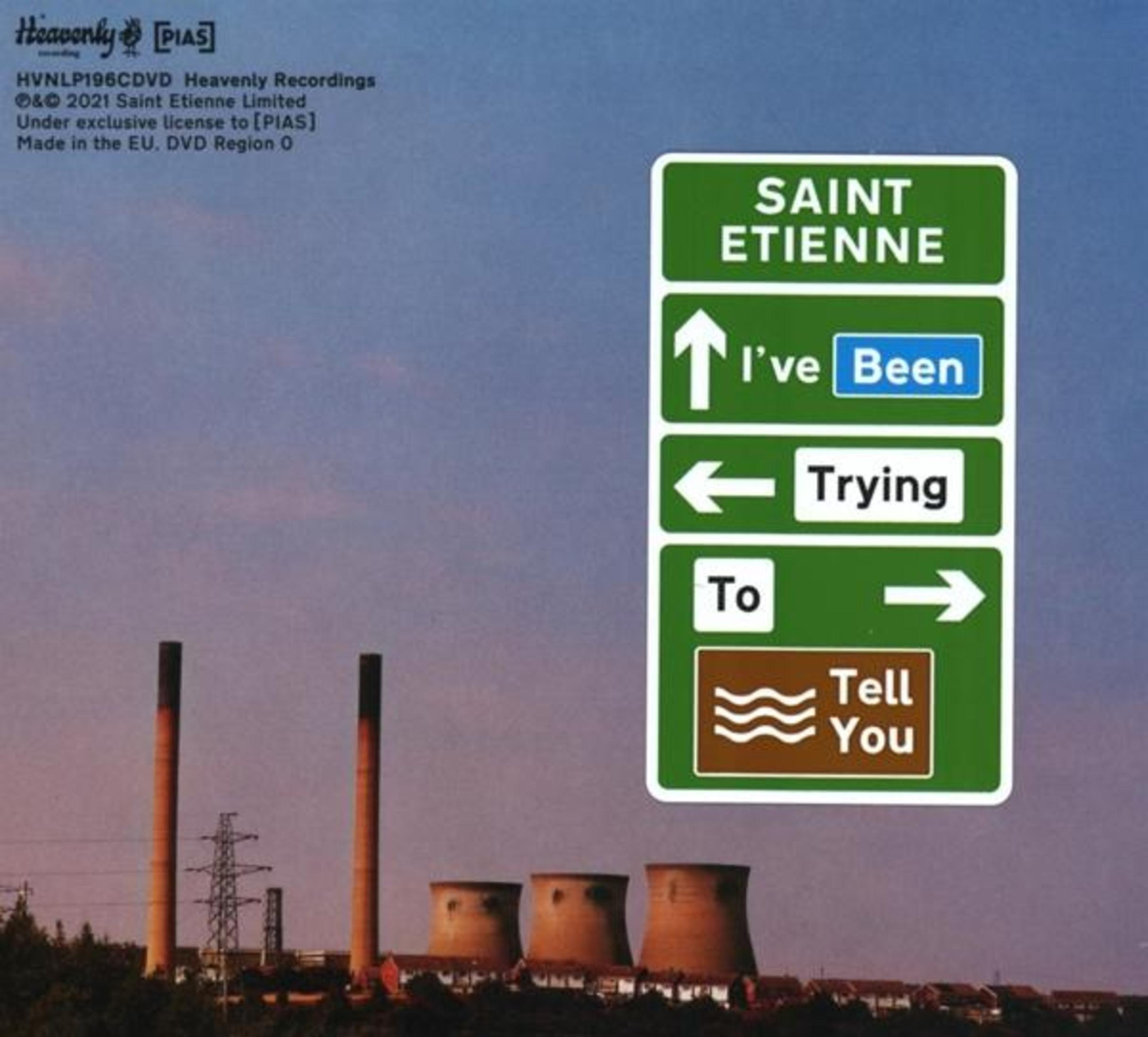 Ein Straßenschild mit Saint Etienne und Texten vor einer Industrieanlage.