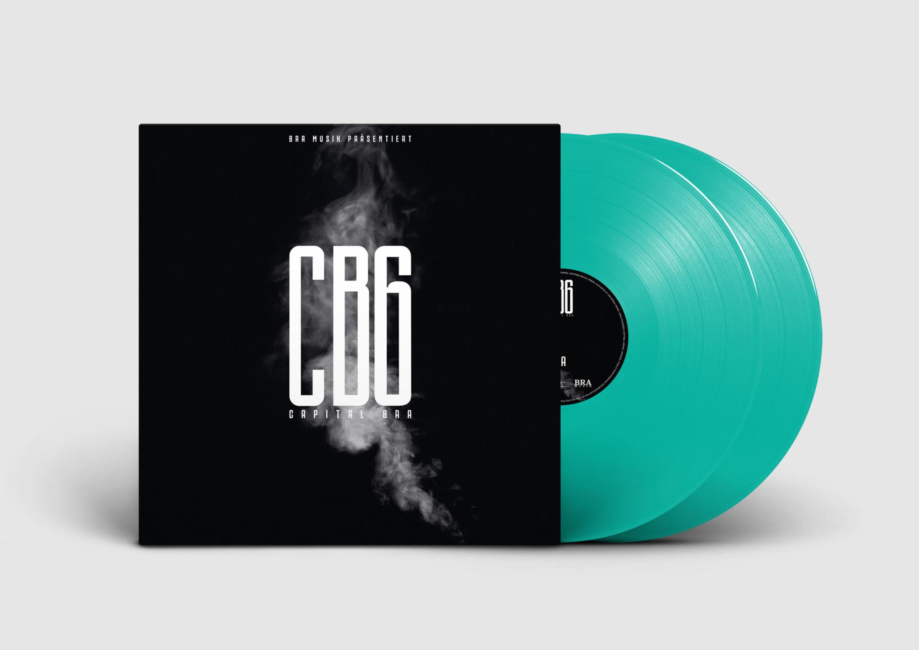 Schwarzes Albumcover mit rauchigem Design und zwei leuchtend türkisfarbene Vinyl-Schallplatten.