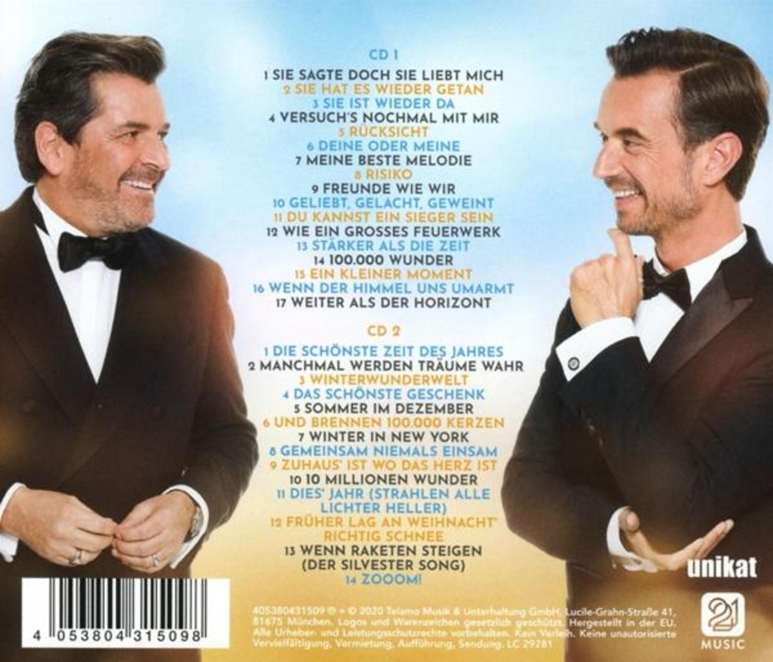 CD-Rückseite mit zwei Männern im Smoking, einer Trackliste und Barcode auf hellblauem Hintergrund.