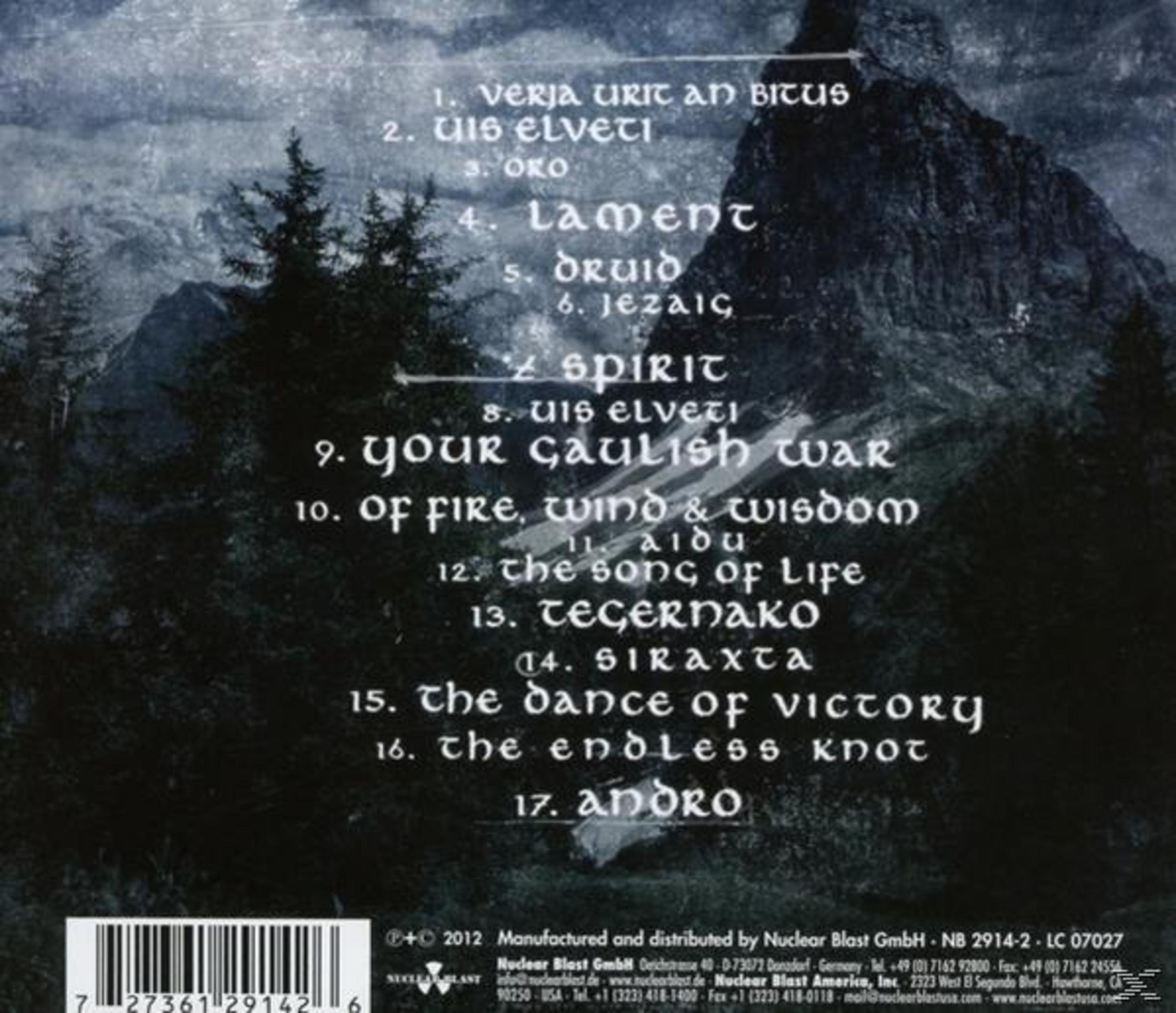 Trackliste im keltischen Stil vor einer dunklen Berg- und Waldlandschaft mit Barcode unten.