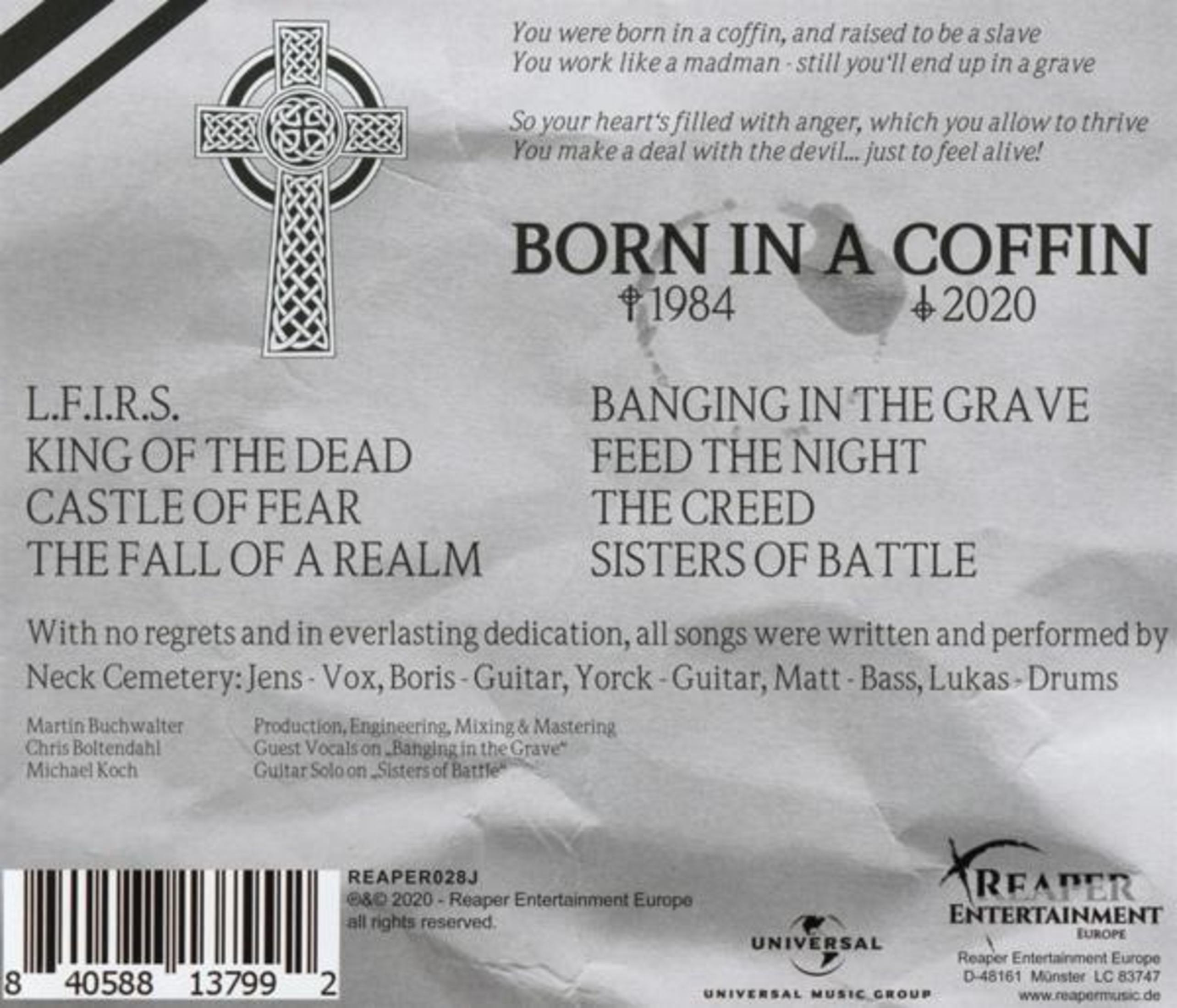 Rückseite eines Metal-Albumcovers mit Tracklist, einem keltischen Kreuz, Texten und Barcode auf zerknittertem Papier.
