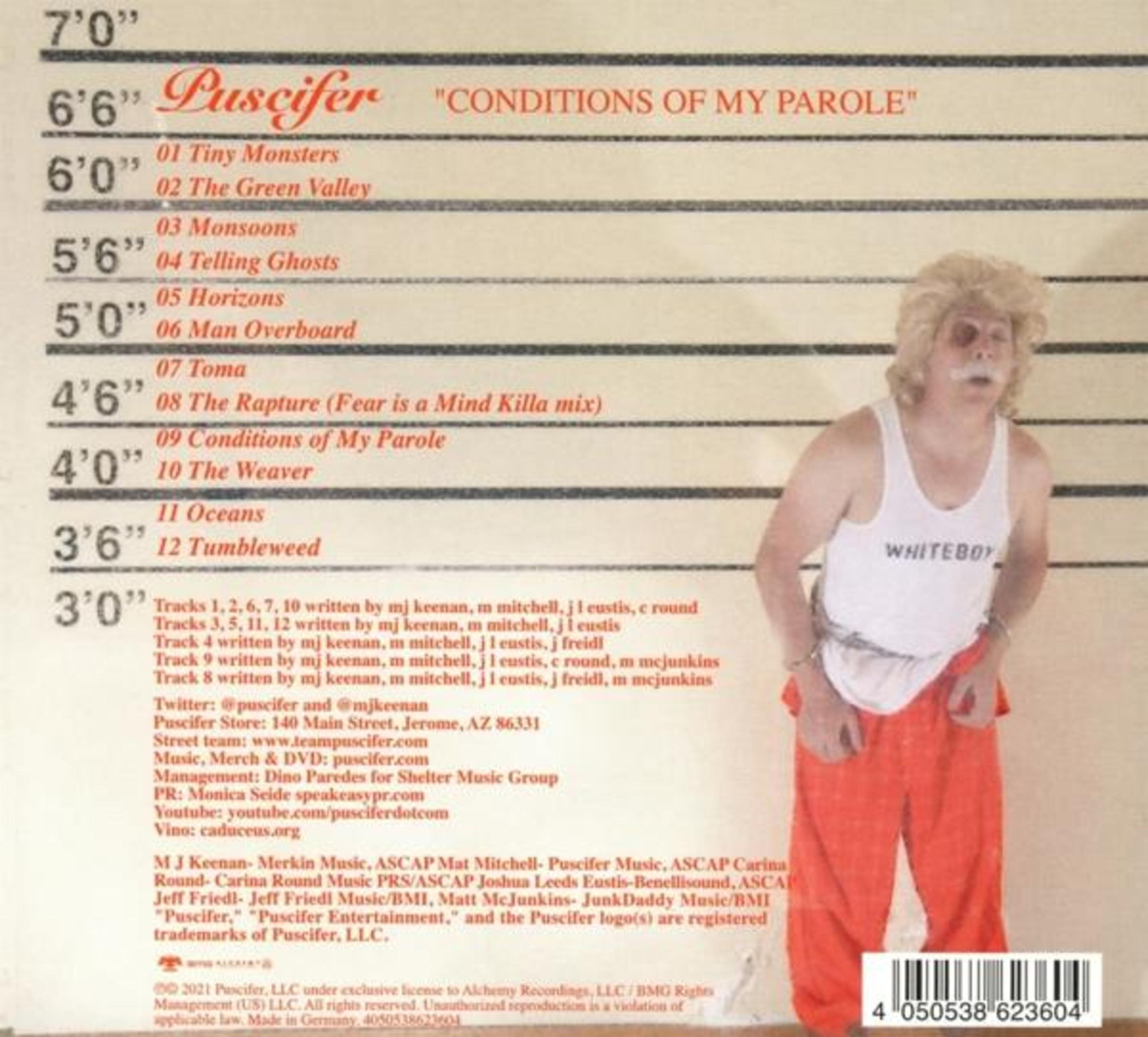 Album-Rückseite mit Trackliste, Strichcode und einem Mann in einem weißen Tanktop vor einer Messlatte.