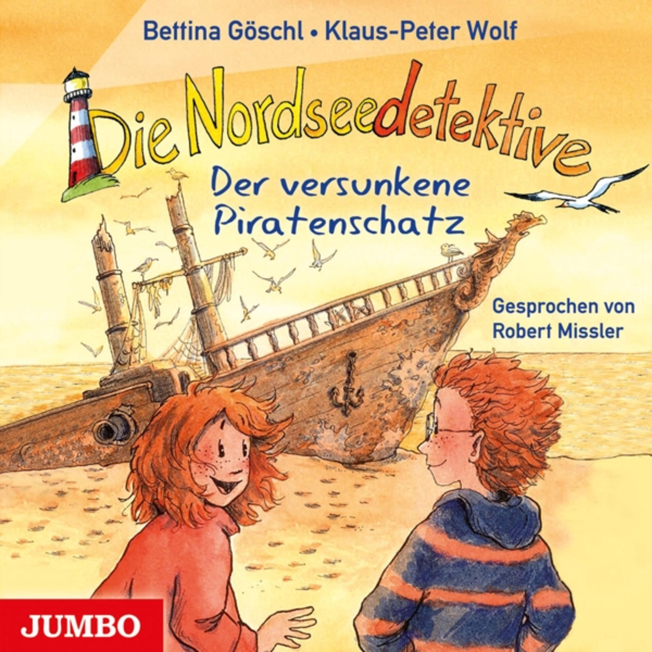 Zwei Kinder am Strand vor einem gestrandeten alten Piratenschiff, im Hintergrund fliegen Möwen und ein Leuchtturm.