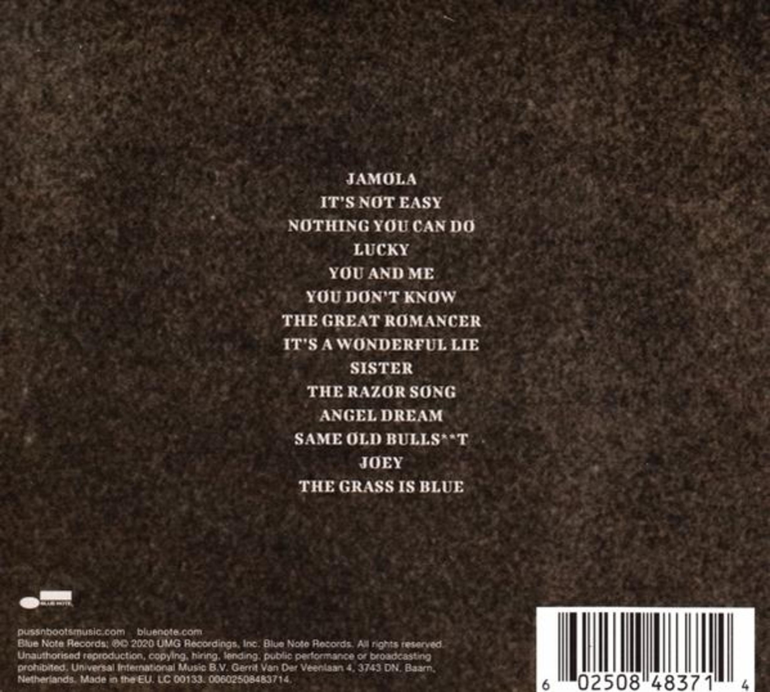 Rückseite einer CD-Hülle mit weißer Tracklist auf dunklem Grunge-Hintergrund und einem Barcode unten rechts.