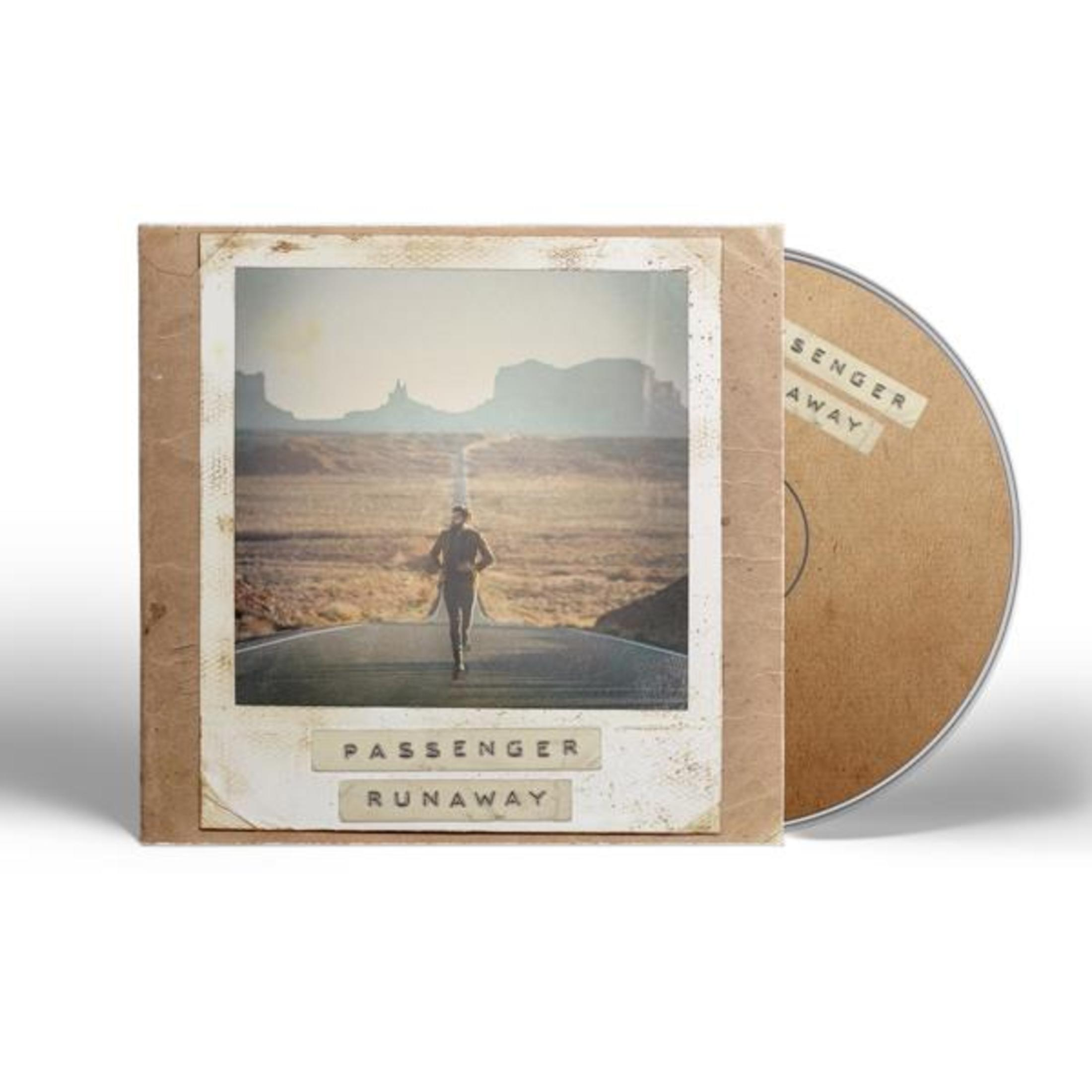 CD-Cover und CD mit braunem Papier-Design und Polaroid-Foto von einem Mann, der auf einer Straße in die Wüste läuft.