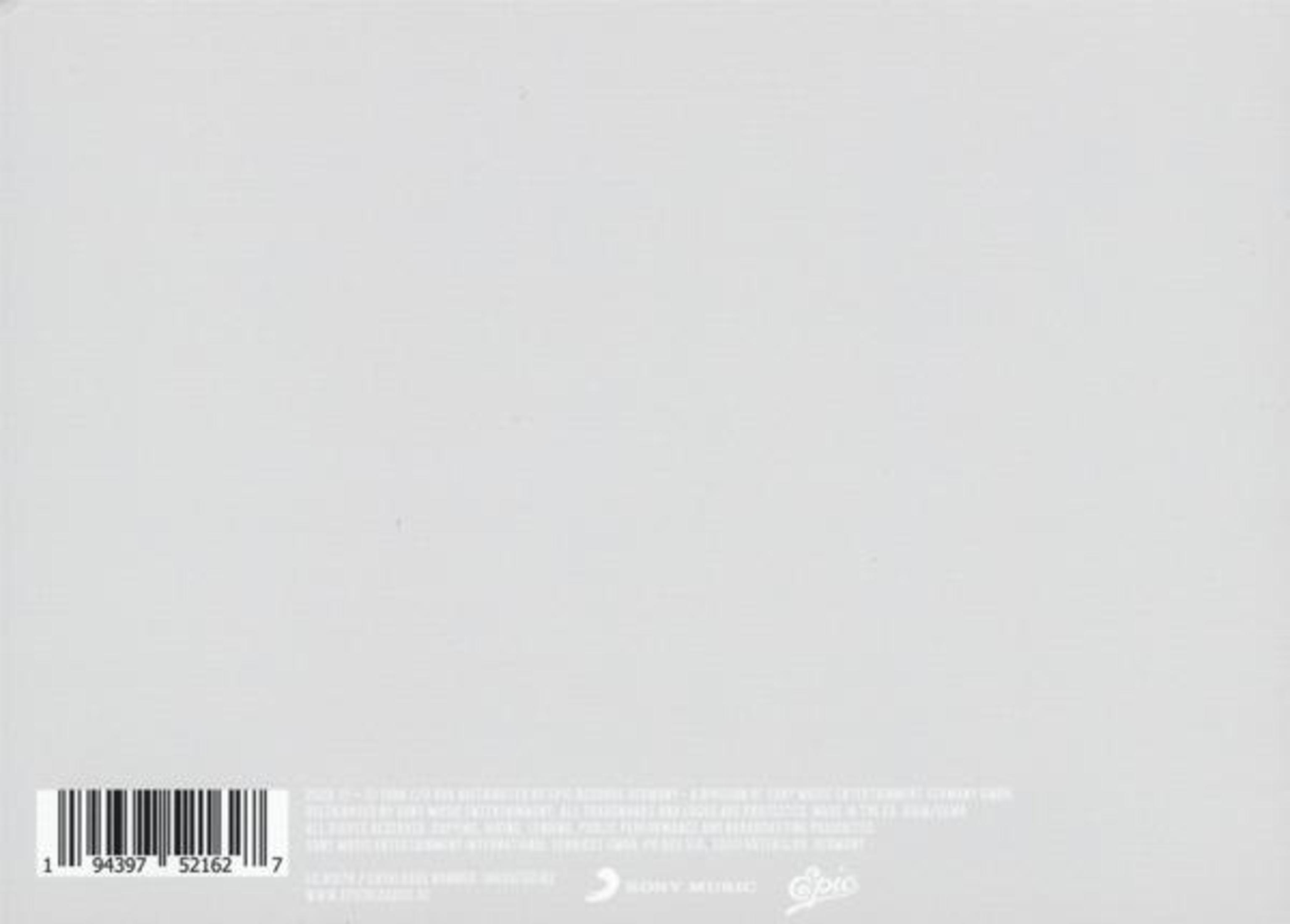 Ein weißer Hintergrund mit einem grauen Barcode und kleinem Text unten links und rechts.