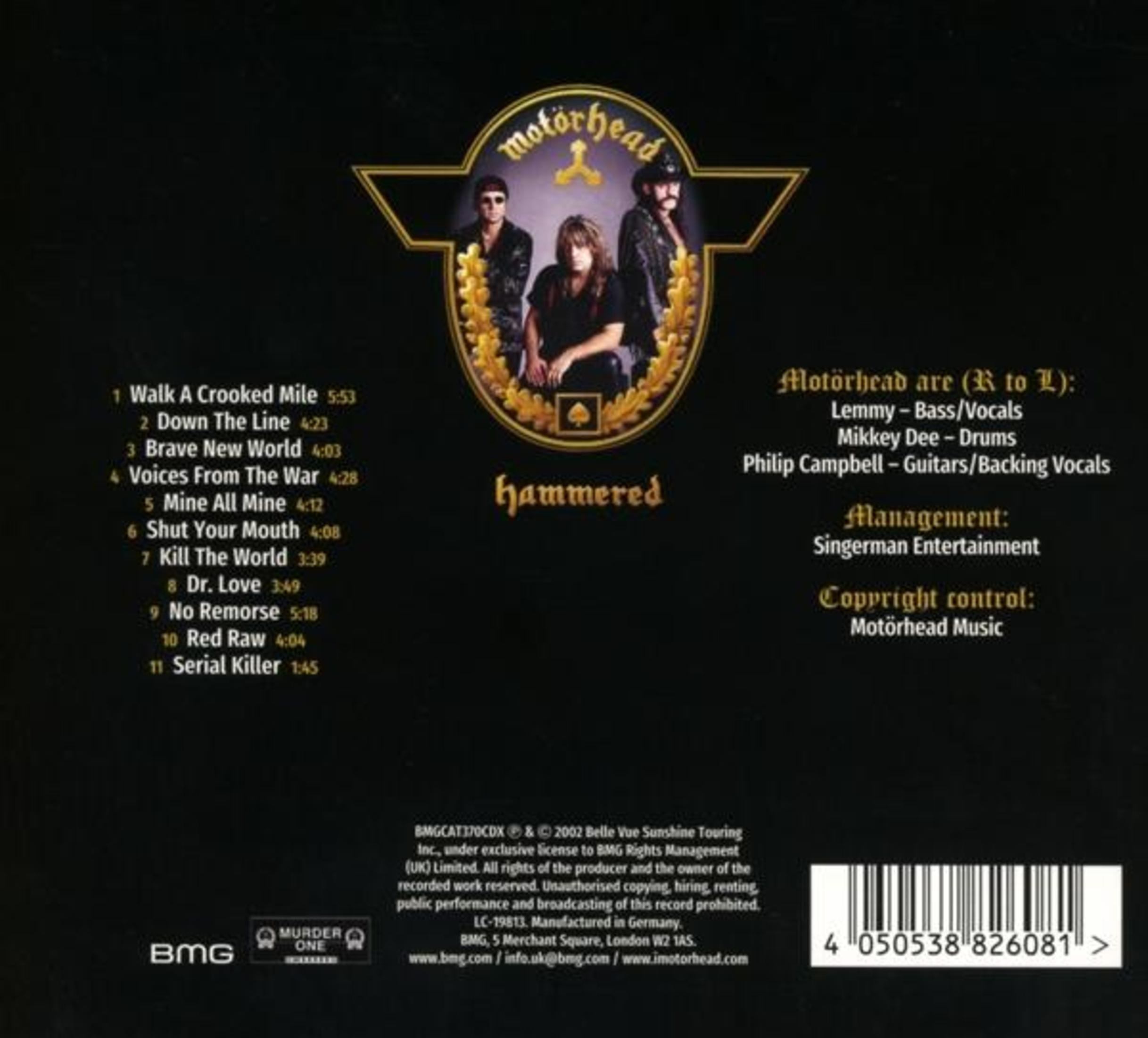 Motorhead Hammered CD-Rückseite mit Bandfoto, Titelliste und Credits auf schwarzem Hintergrund.