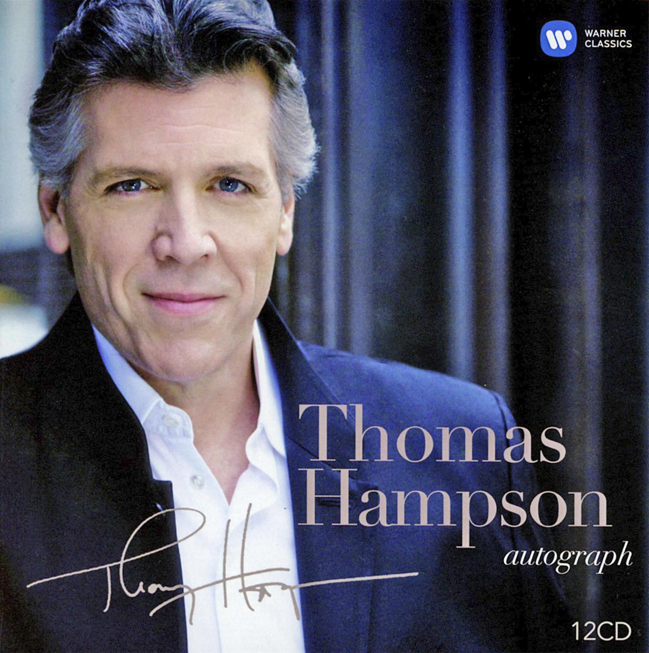 Porträt des klassischen Sängers Thomas Hampson vor dunkelblauem Hintergrund mit Warner-Classics-Logo.