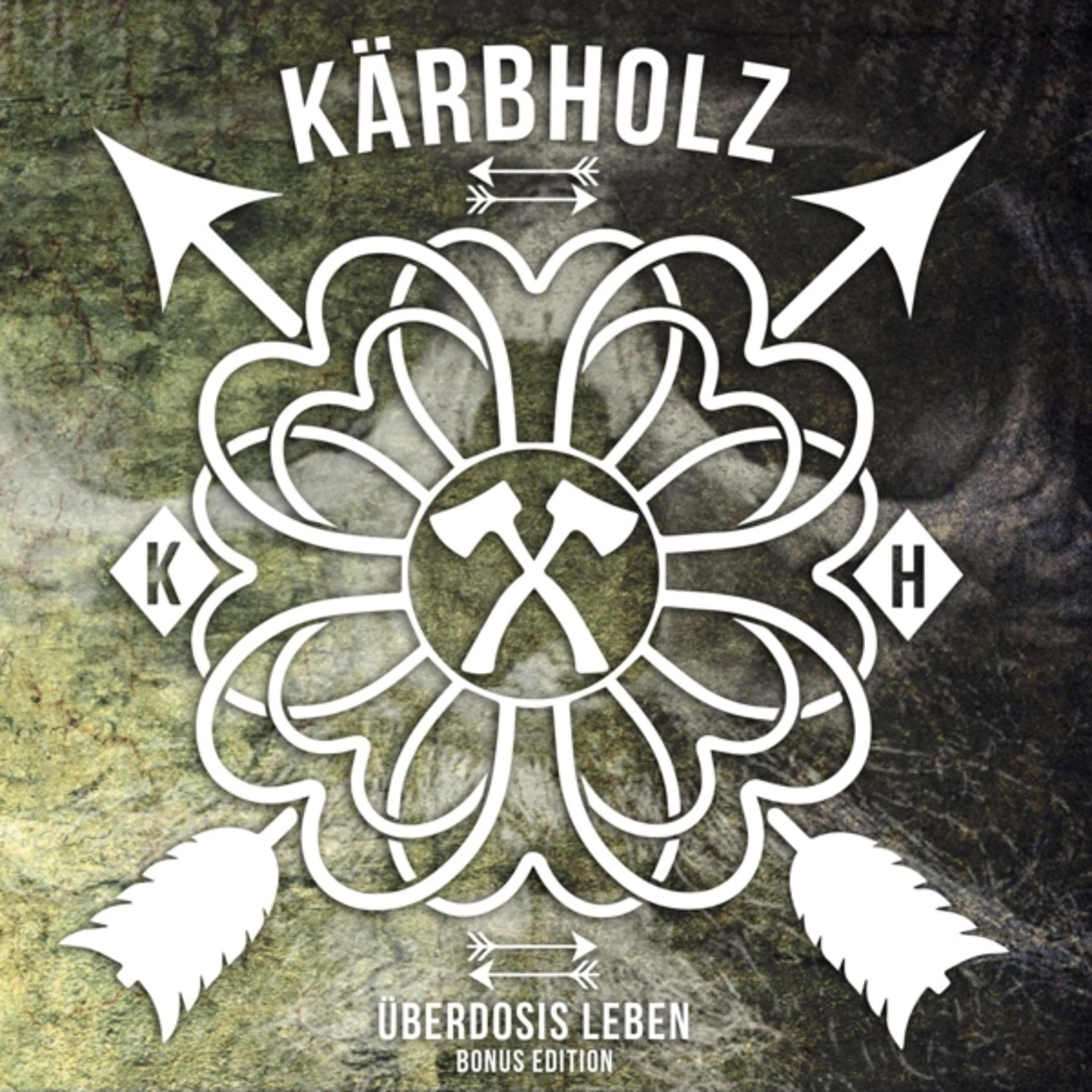 Das Kärbholz-Bandlogo mit gekreuzten Äxten, Pfeilen und Kleeblattformen auf strukturiertem, dunkelgrün-grauem Hintergrund.