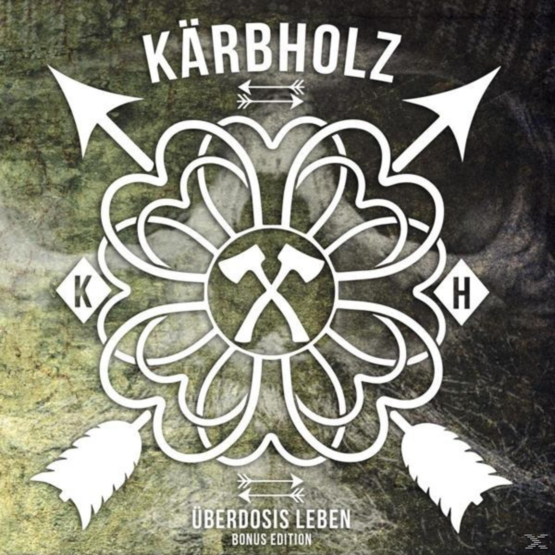 Bandlogo von Kärbholz mit Klee-Symbol, gekreuzten Äxten und Pfeilen vor dunklem Hintergrund.