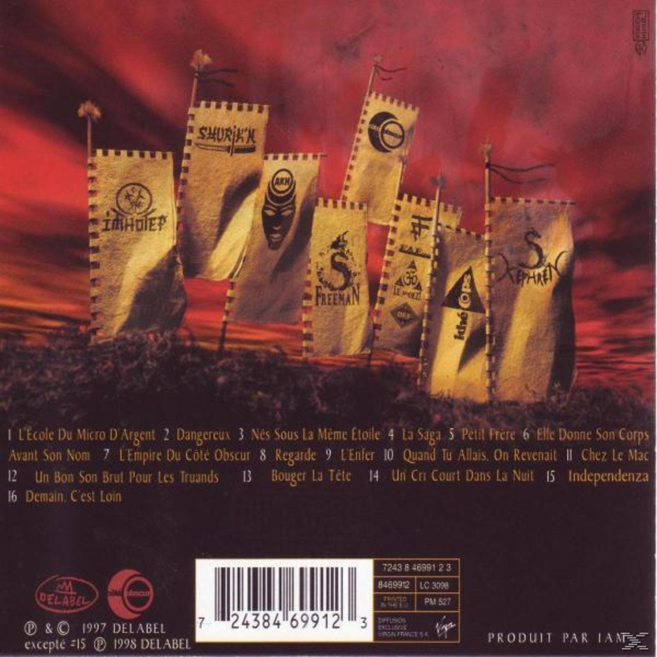 Albumcover mit wehenden Flaggen vor einem roten Himmel, darunter eine Tracklist und ein Barcode.
