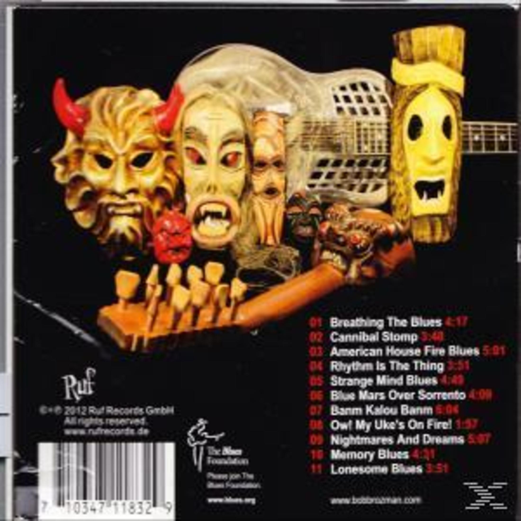 Rückseite einer CD mit Masken, einer Gitarre und roter Trackliste.
