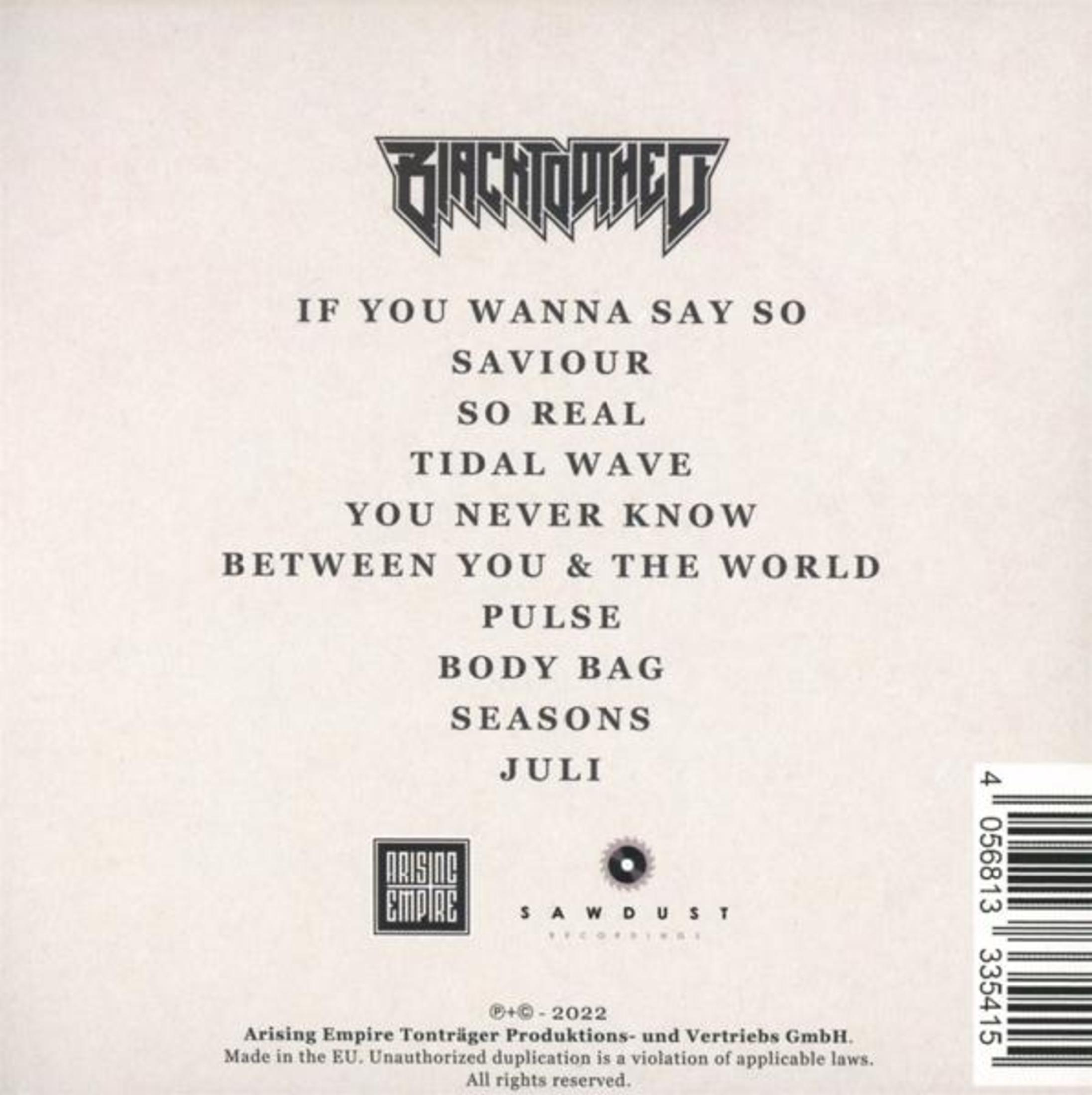 Rückseite einer Musik-CD mit Tracklist, Bandlogo oben und Barcode rechts unten auf hellem Hintergrund.