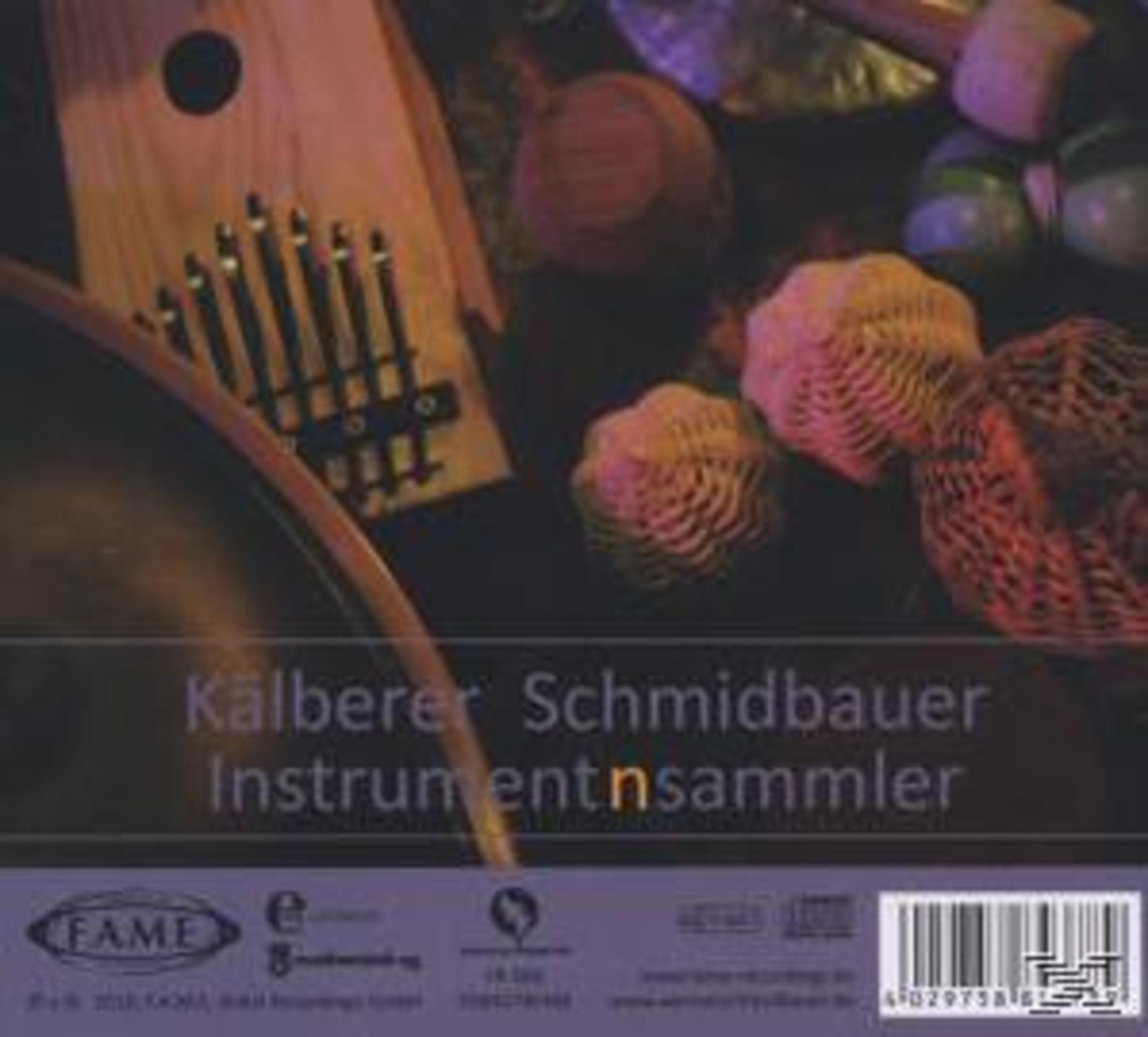 Verschiedene Musikinstrumente auf dunklem Hintergrund, darunter eine Kalimba und Rasselbälle.