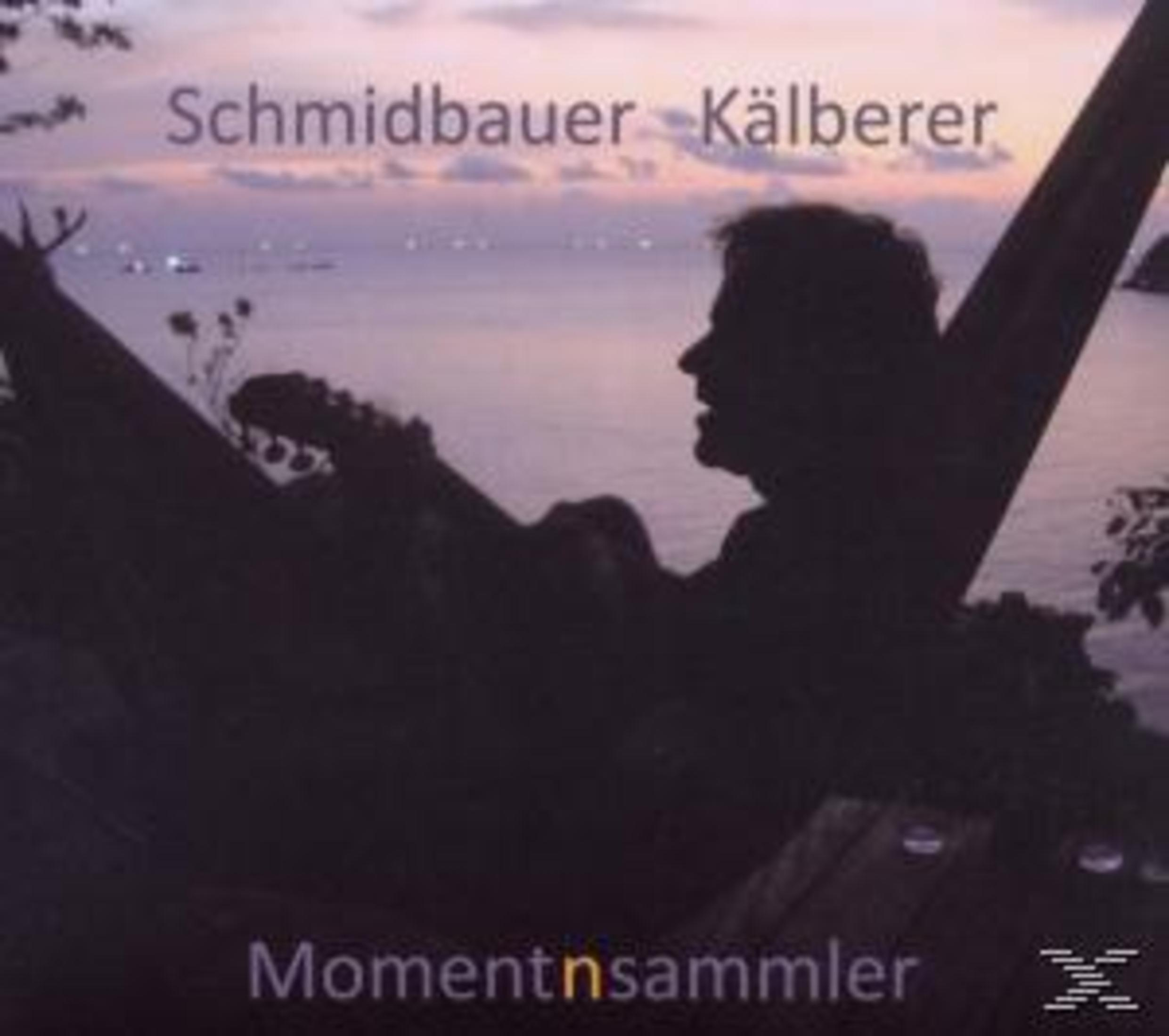 Silhoette einer Person, die in einer Hängematte vor dem Meer bei Sonnenuntergang sitzt.