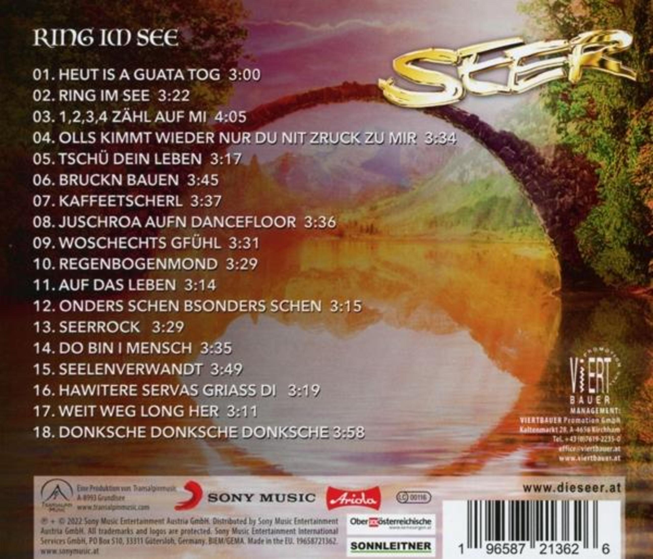 Rückseite einer Musik-CD mit Tracklist über einem Hintergrund aus See und Brücke.