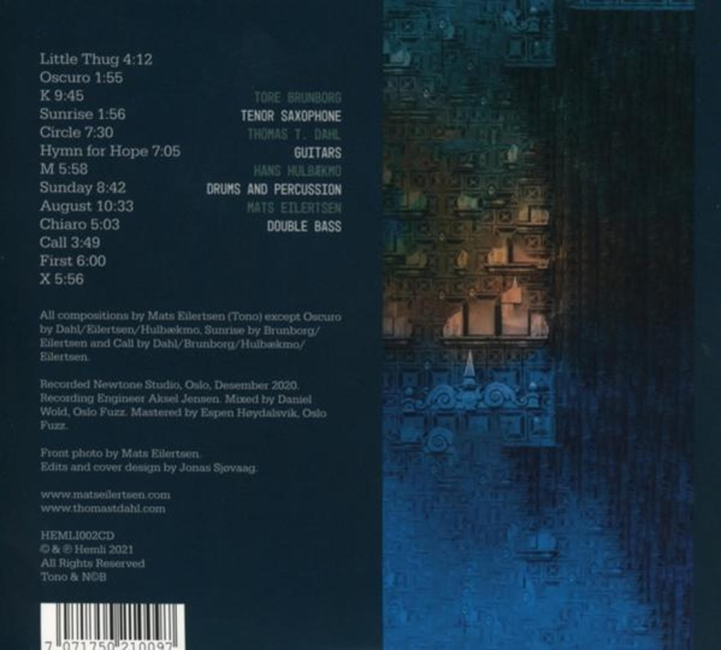 Albumrückseite mit weißem Text und Tracklist auf der linken Seite und blauer, abstrakter Kunst auf der rechten.