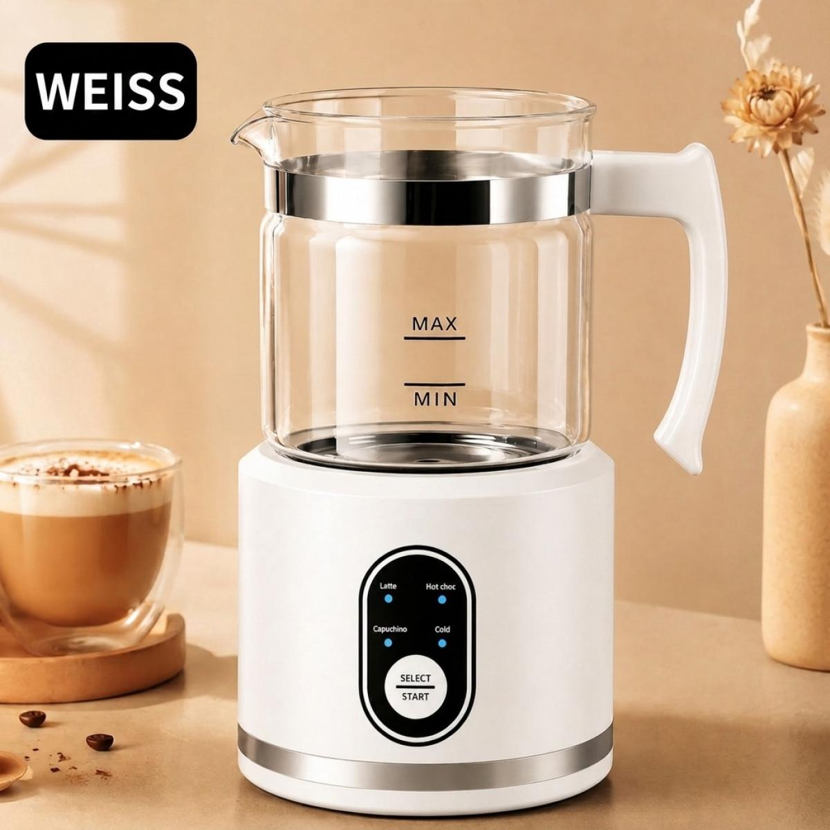 Ein weißer Milchaufschäumer mit Glaskanne, Bedienfeld und Cappuccinotasse auf beiger Oberfläche.