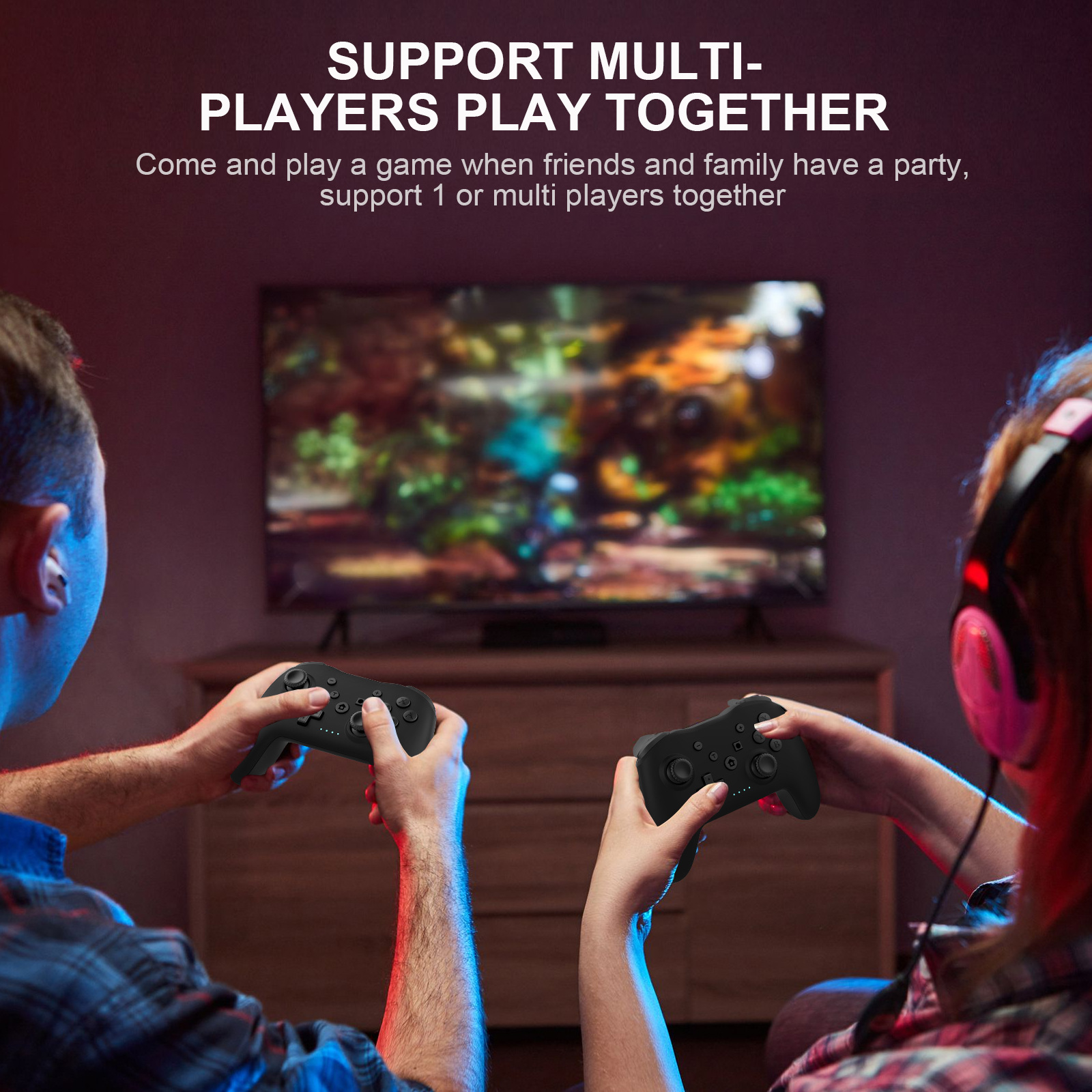 Zwei Personen halten schwarze Controller und spielen mit dem Text 'Support multi-players play together' vor einem Fernseher.