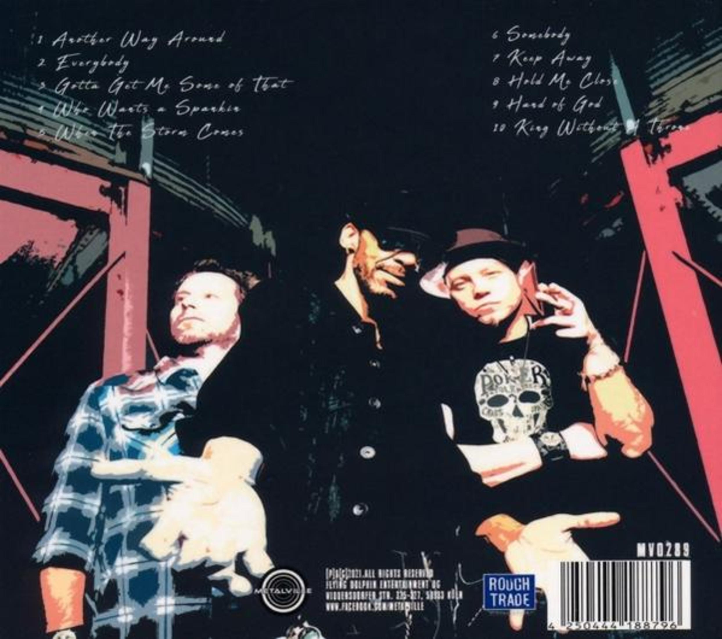 Drei männliche Musiker stehen in einem urbanen Tunnel mit roten Metallträgern, Tracklist und Barcode im Hintergrund.