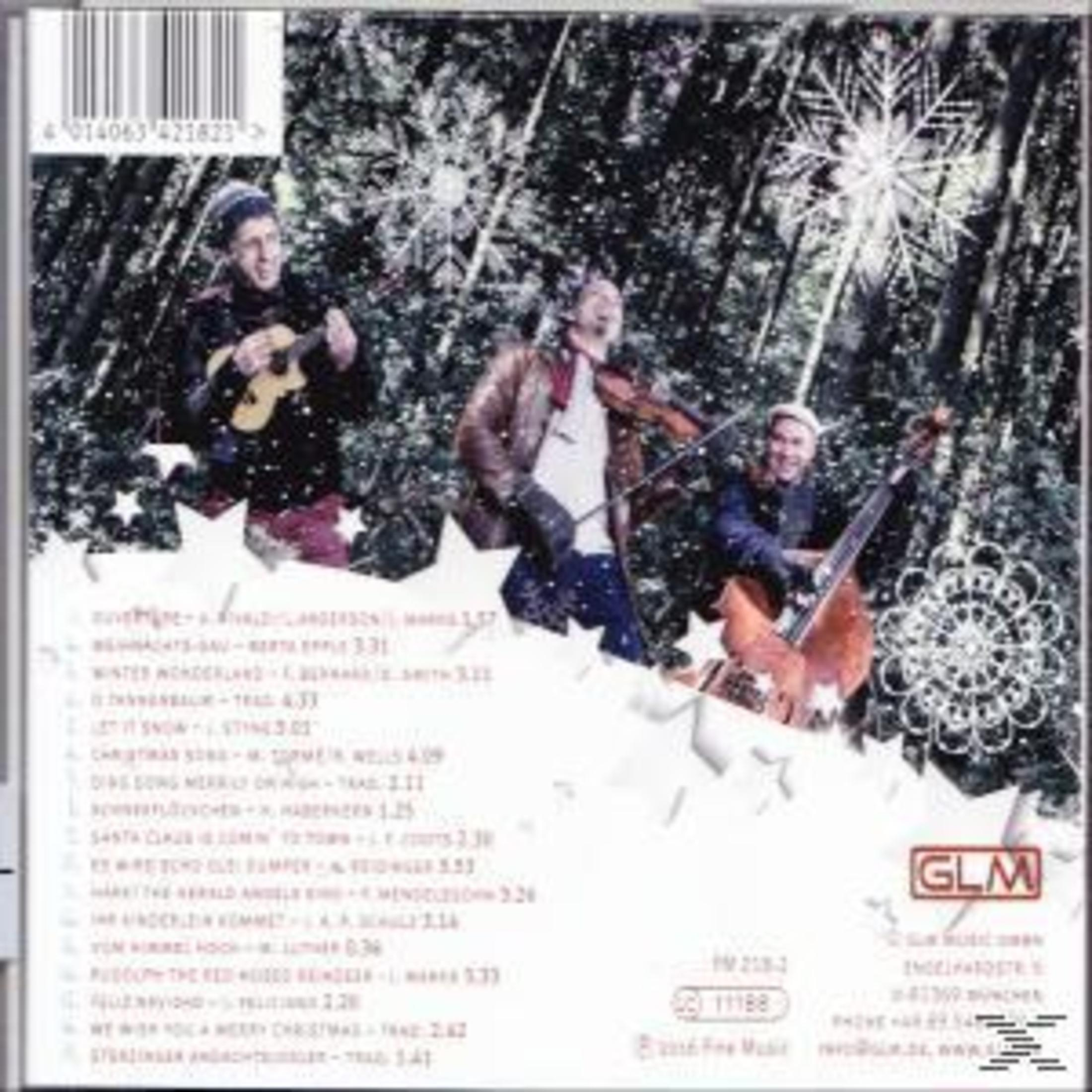 Drei Musiker spielen im verschneiten Wald Instrumente, umgeben von Noten und Sternen.