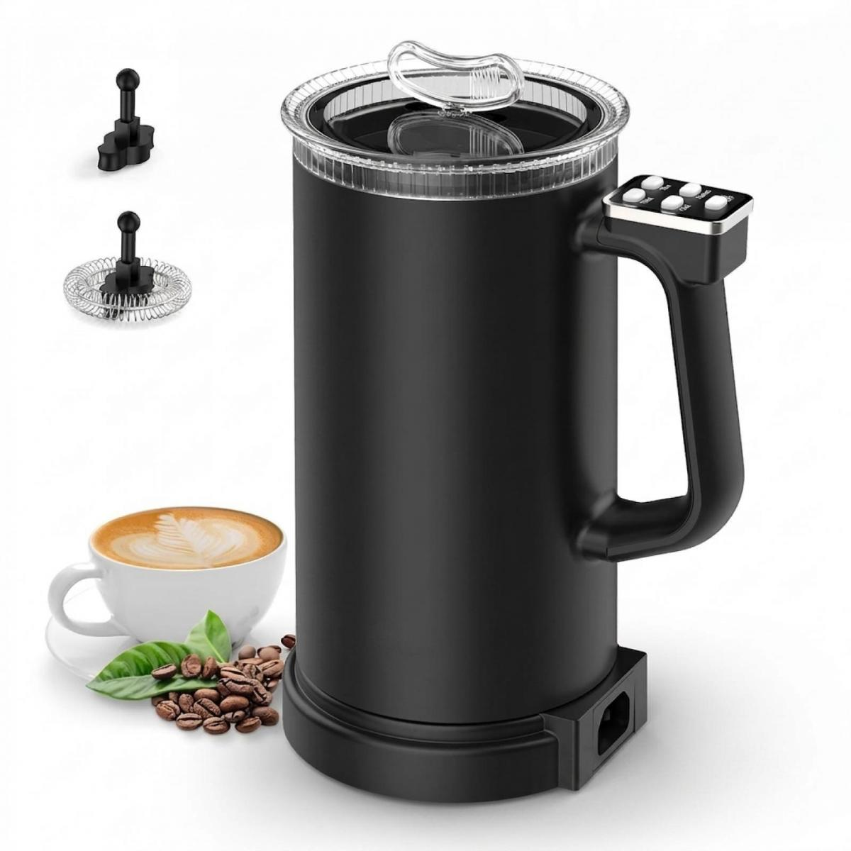 Schwarzer Milchaufschäumer mit Kaffeetasse, Kaffeebohnen und Aufsätzen auf weißem Hintergrund.