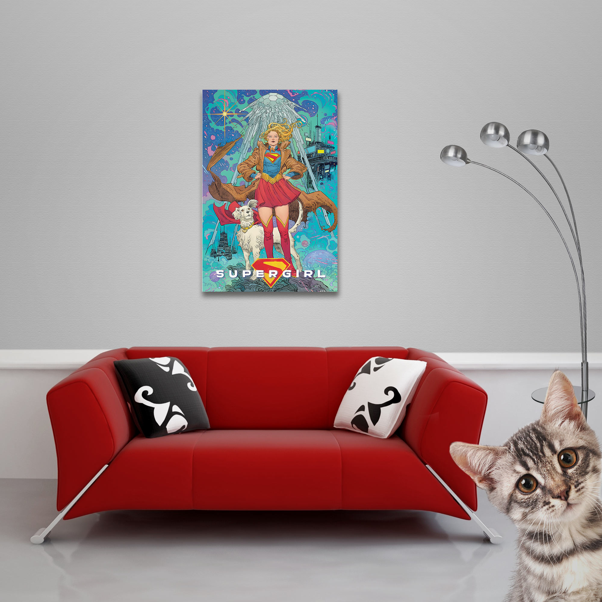 Ein rotes Sofa mit Kissen steht unter einem Supergirl-Poster, mit einer Lampe und einer neugierigen Katze.