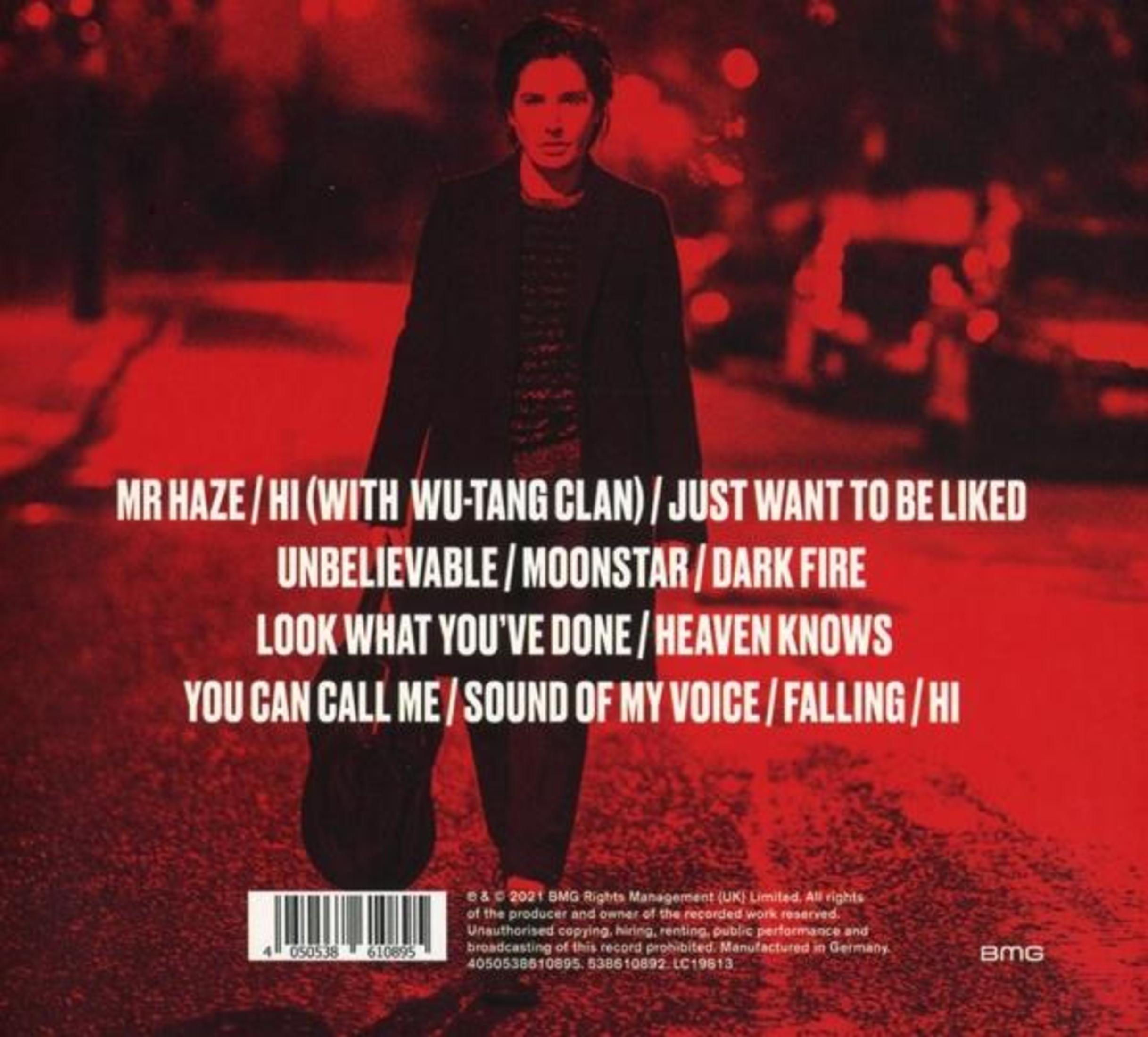 Rötlich getöntes Bild einer Person im Mantel, die nachts eine Straße entlanggeht, mit aufgedruckter Tracklist.