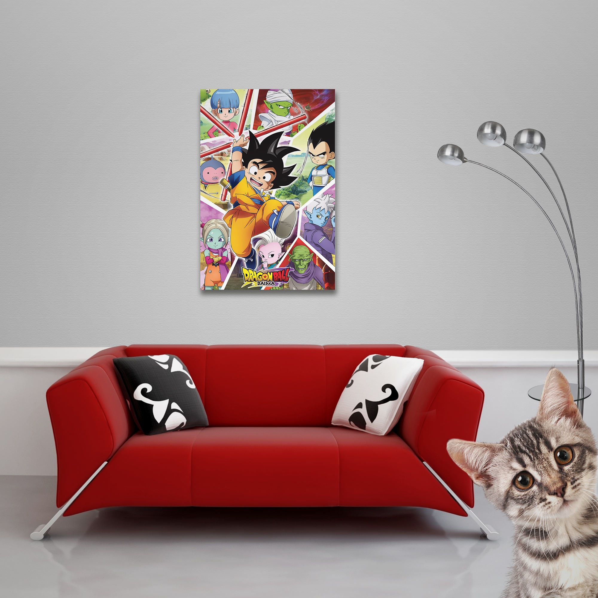 Rotes Sofa mit Kissen, darüber ein Dragon-Ball-Poster, eine Stehlampe rechts und eine Katze im Vordergrund.