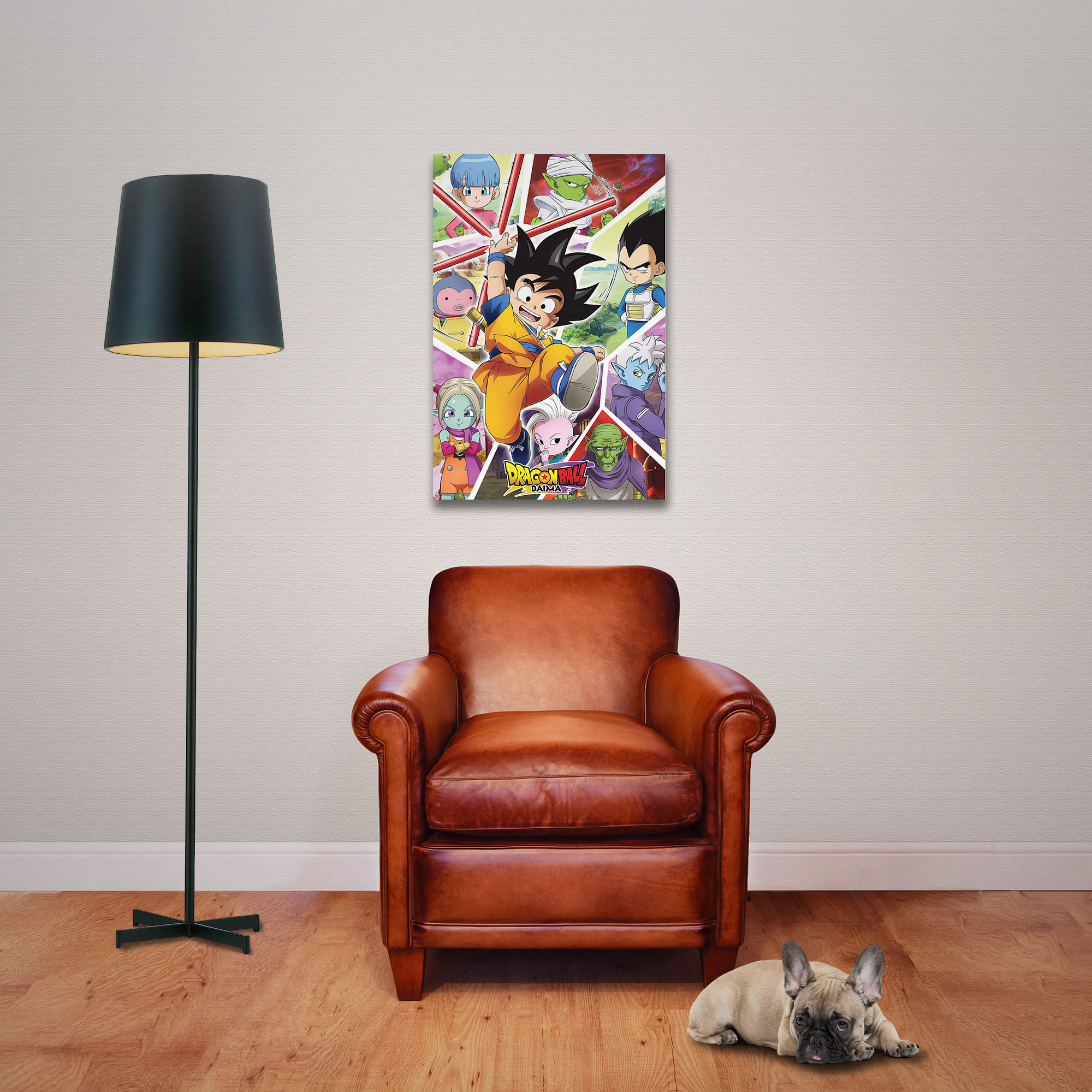 Ein brauner Ledersessel mit einem Dragon Ball-Poster darüber, einer schwarzen Stehlampe und einem kleinen Hund.