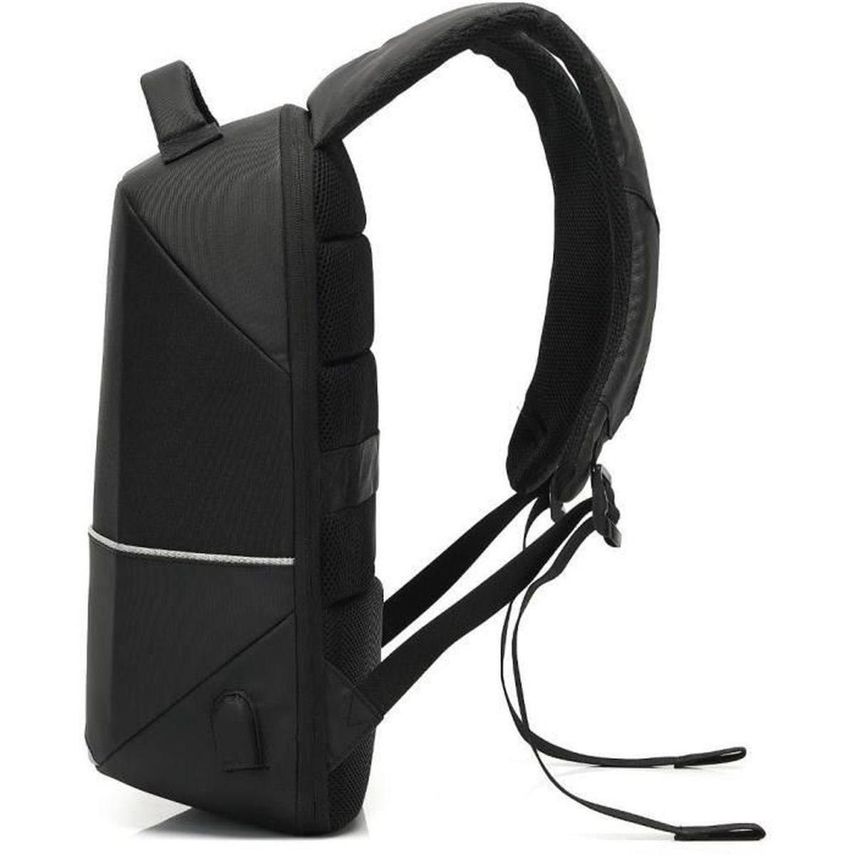 Ein schlanker schwarzer Rucksack wird von der Seite gezeigt, mit gepolsterten Trägern und einem integrierten USB-Anschluss.