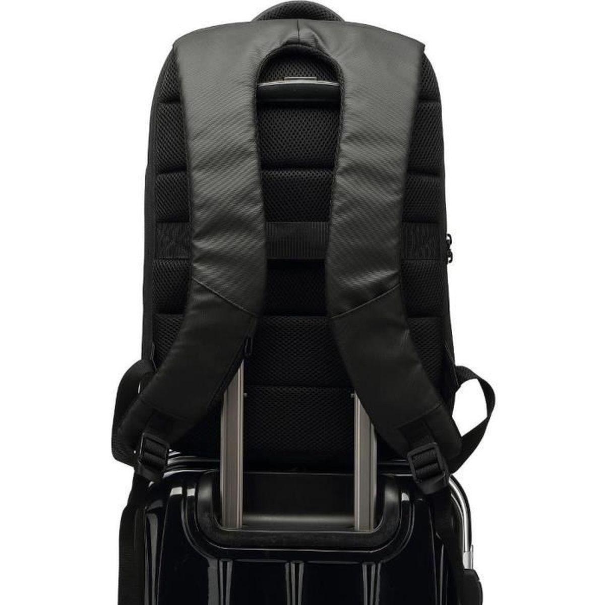 Ein schwarzer Rucksack ist mit seiner Rückenlasche auf den Teleskopgriff eines Rollkoffers gesteckt.