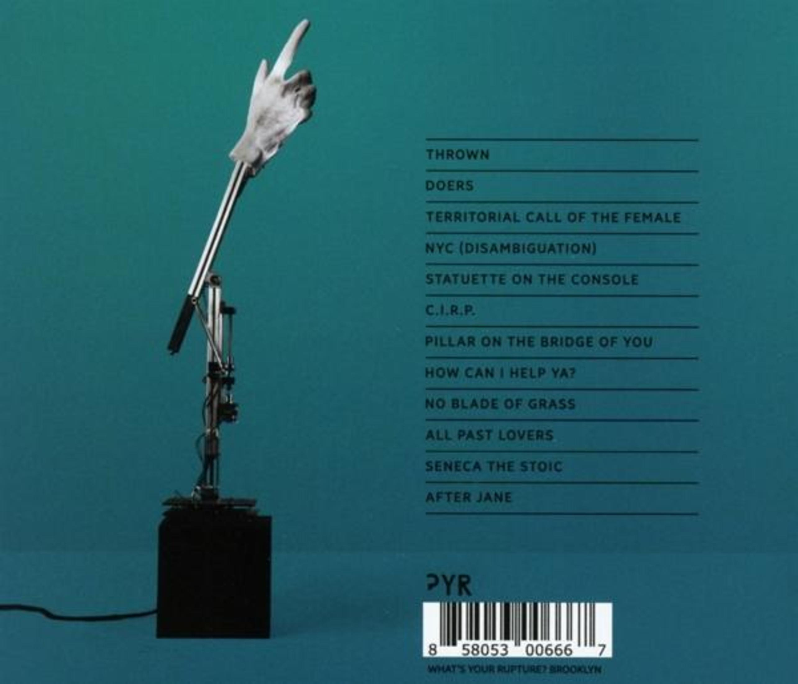 Albumcover mit einer maschinellen Handskulptur links und Tracklist rechts vor blauem Hintergrund.