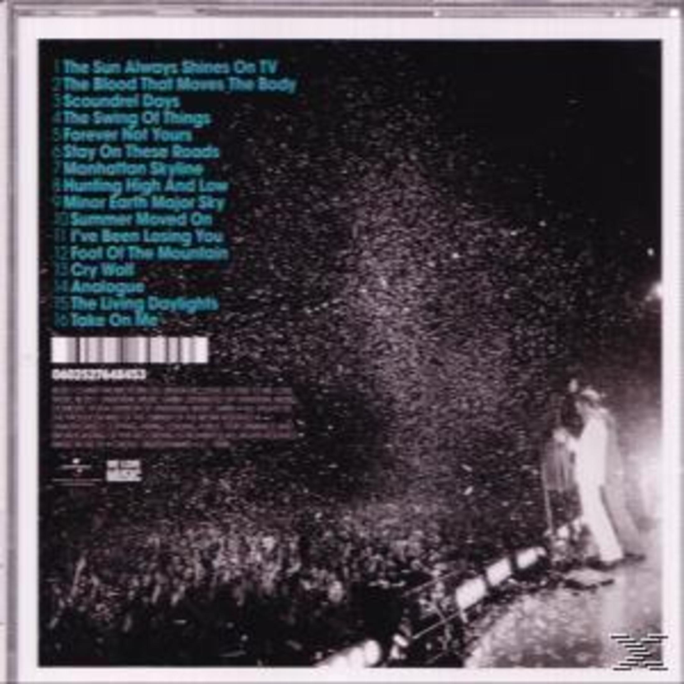 Konzert-Hintergrund mit Titelliste links, Barcode und Musikern auf der Bühne unter fallenden Konfetti.