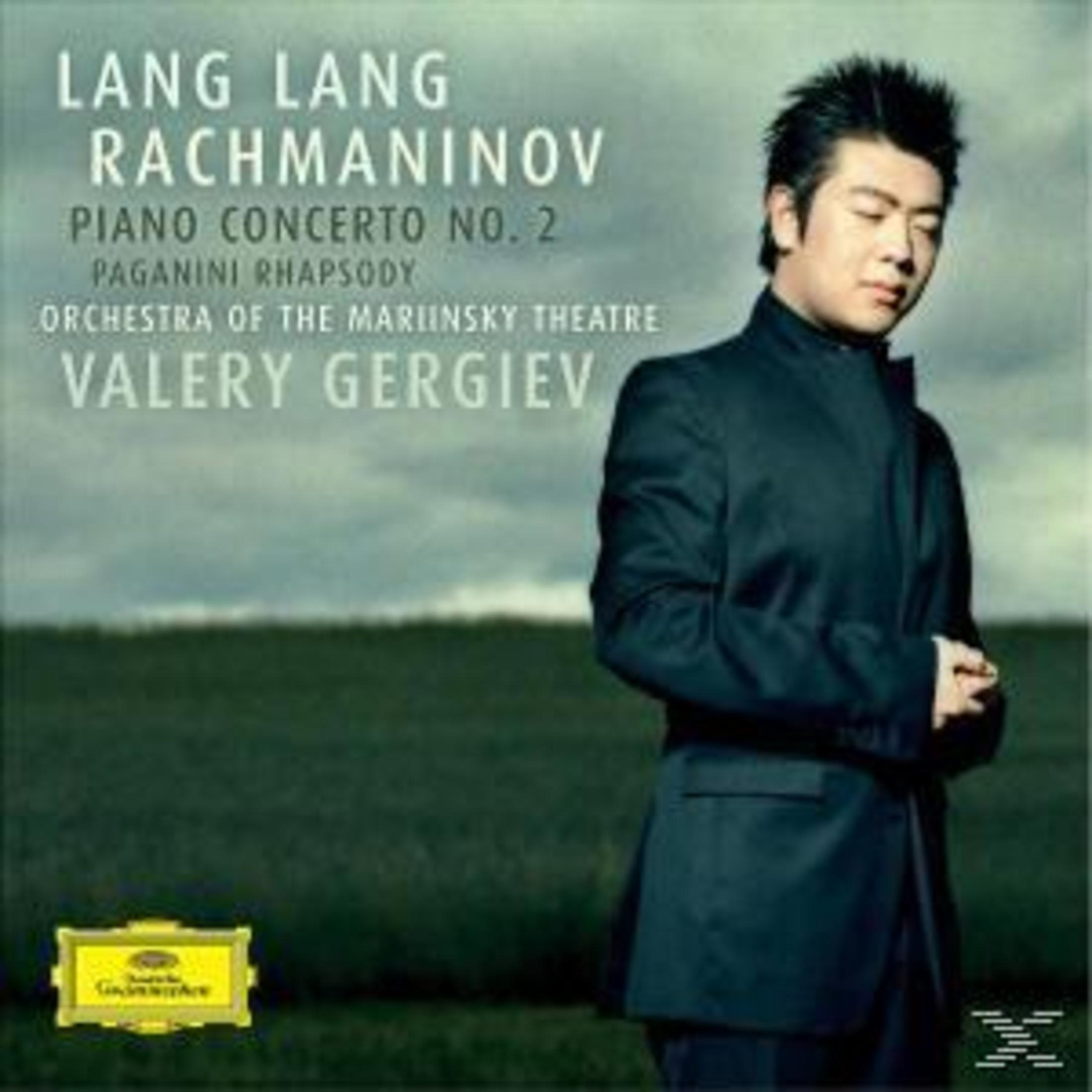 Pianist Lang Lang vor einer grünen Landschaft mit weißem Text.