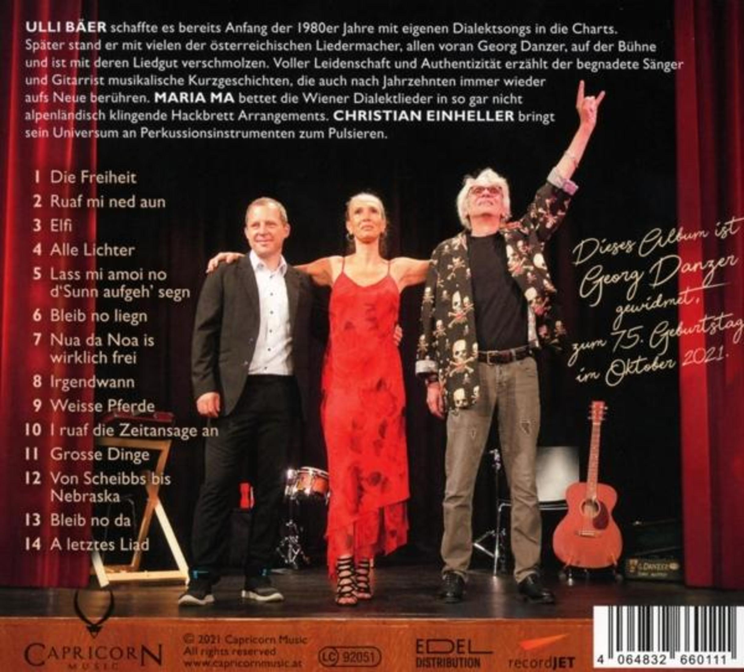 Drei Musiker stehen auf einer Bühne mit roten Vorhängen. Links eine Titelliste, rechts ein Text und eine Gitarre.