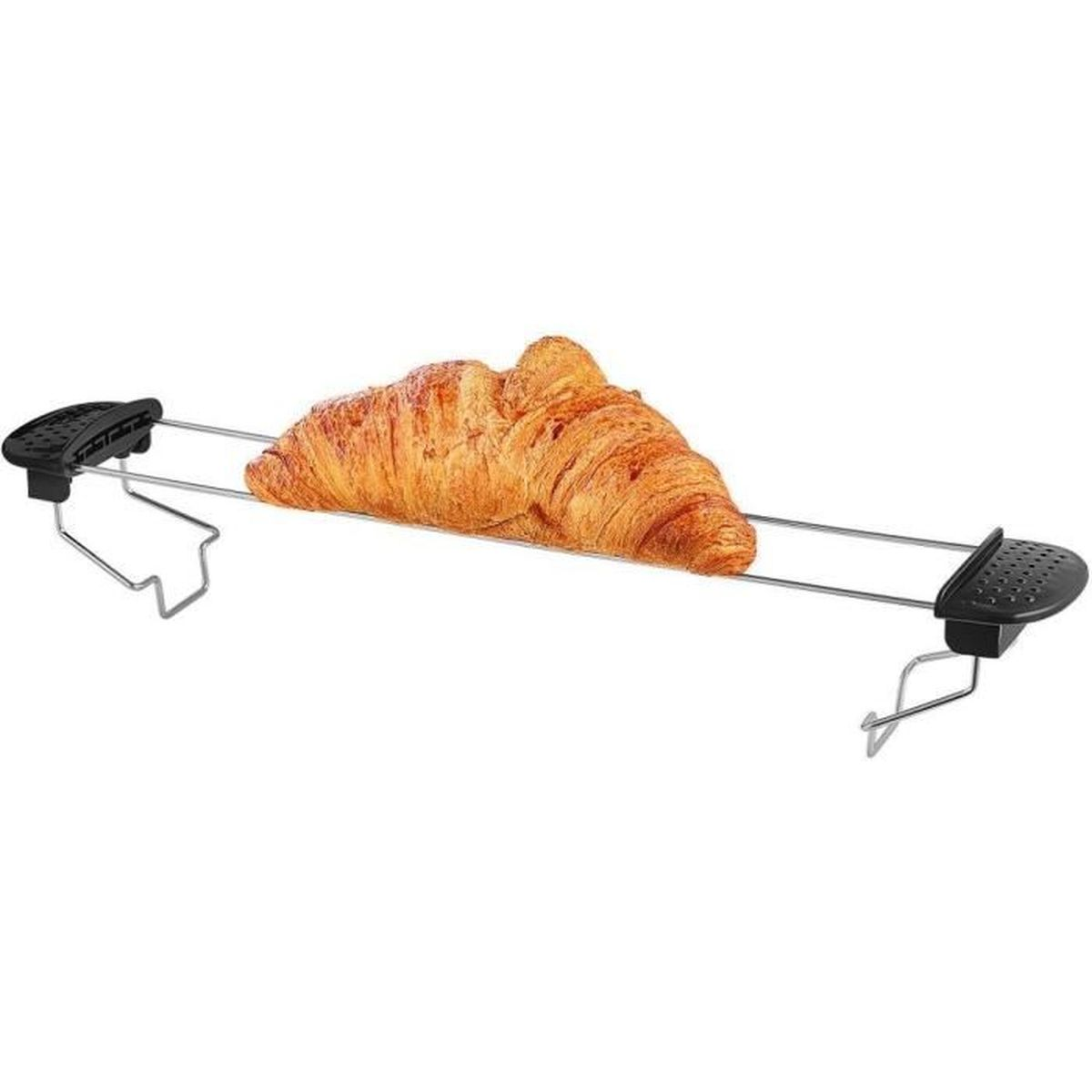 Ein goldenes Croissant liegt auf einer Metall-Brötchenaufsatzstange mit schwarzen Enden gegen weißem Hintergrund.