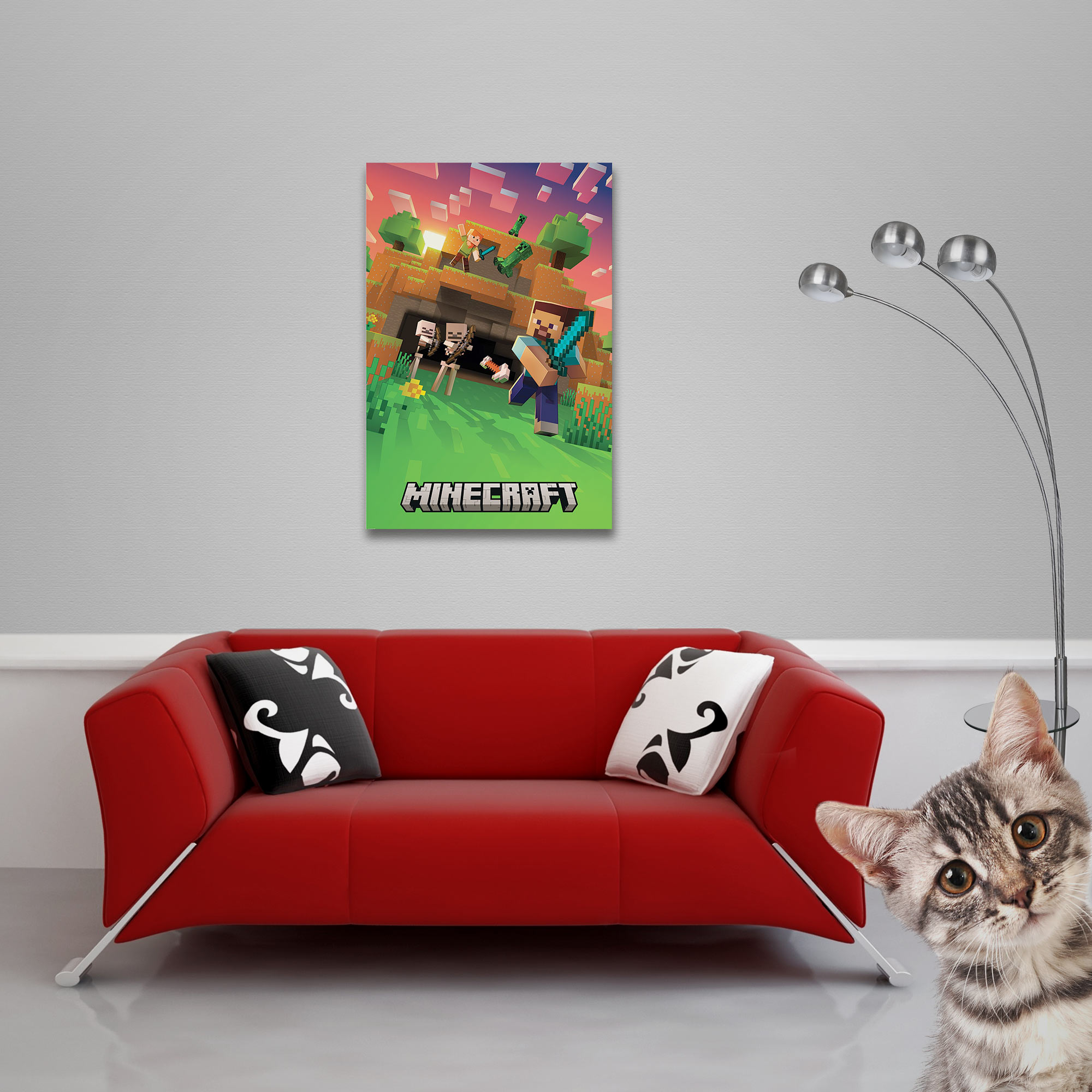 Ein rotes Sofa mit gemischten Kissen steht vor einer grauen Wand mit Minecraft-Plakat und einer Lampe. Eine Katze peilt hervor.
