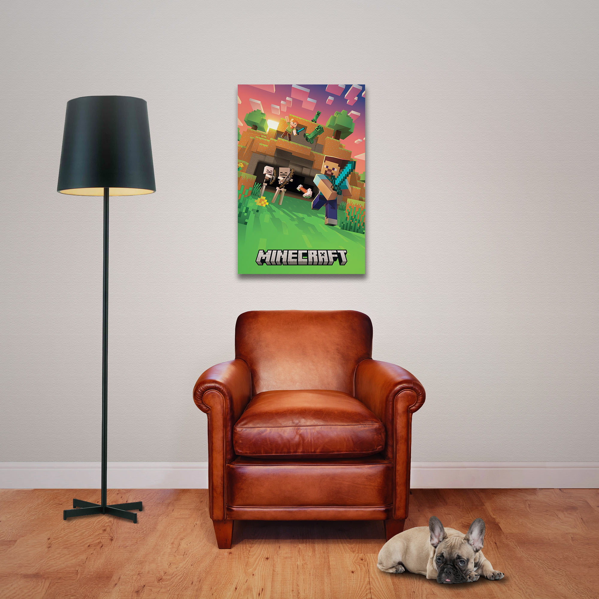 Ein brauner Ledersessel, eine schwarze Stehlampe, ein Minecraft-Poster und eine kleine französische Bulldogge auf Holzboden.